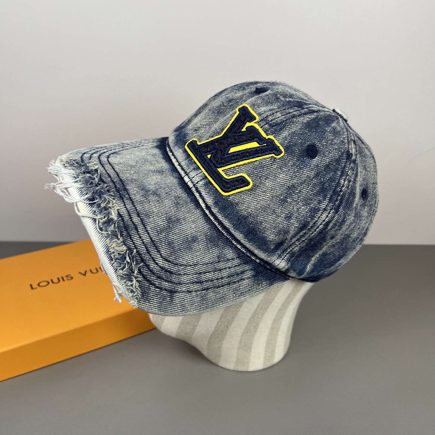 LV 高仿 牛仔做舊破邊鴨舌帽 字母貼布設計 男女同款
