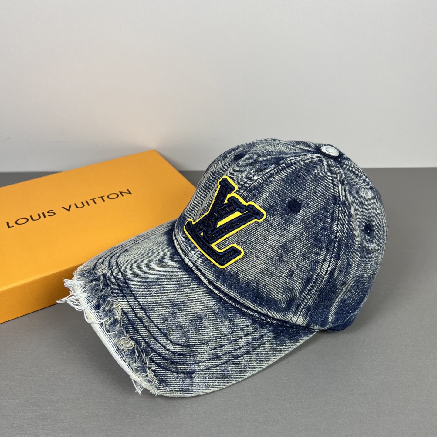 LV 高仿 牛仔做舊破邊鴨舌帽 字母貼布設計 男女同款| 12 LV 高仿 牛仔做舊破邊鴨舌帽 字母貼布設計 男女同款