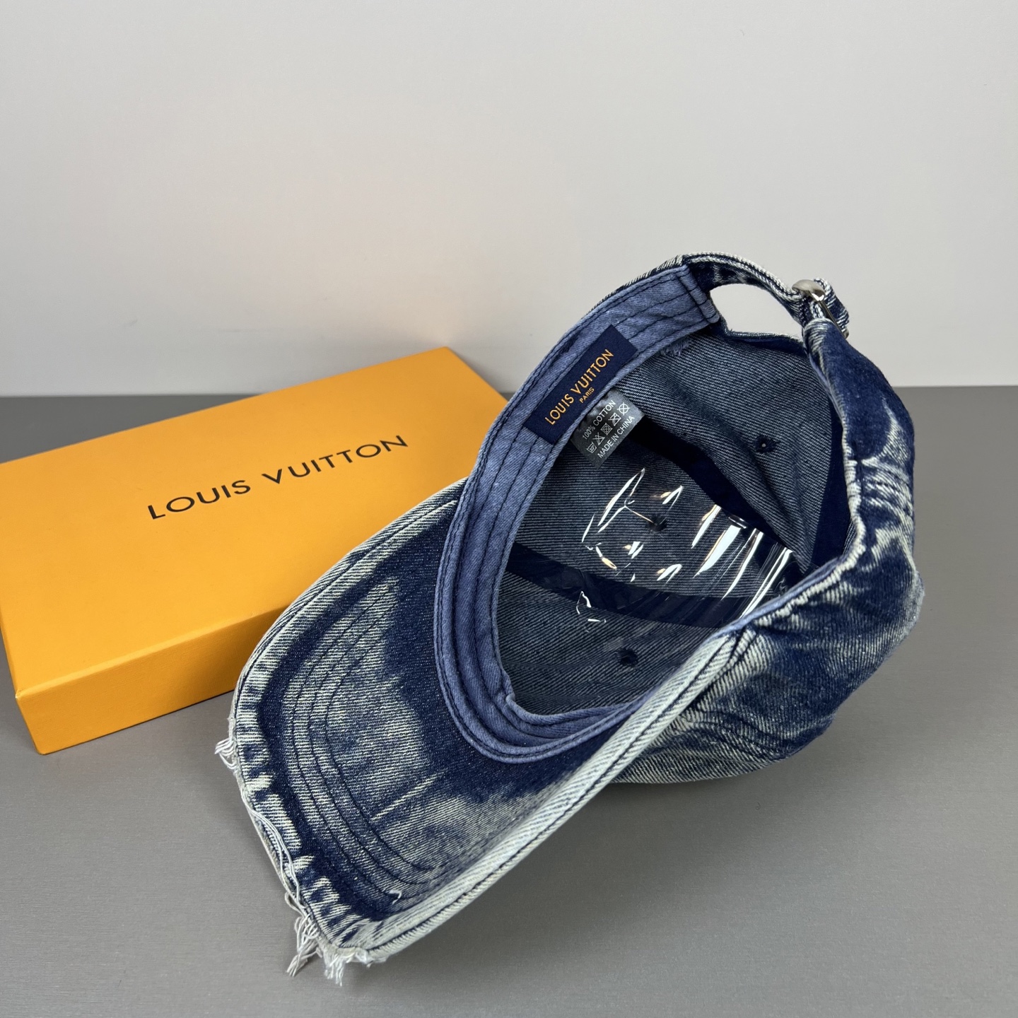 LV 高仿 牛仔做舊破邊鴨舌帽 字母貼布設計 男女同款| 11 LV 高仿 牛仔做舊破邊鴨舌帽 字母貼布設計 男女同款