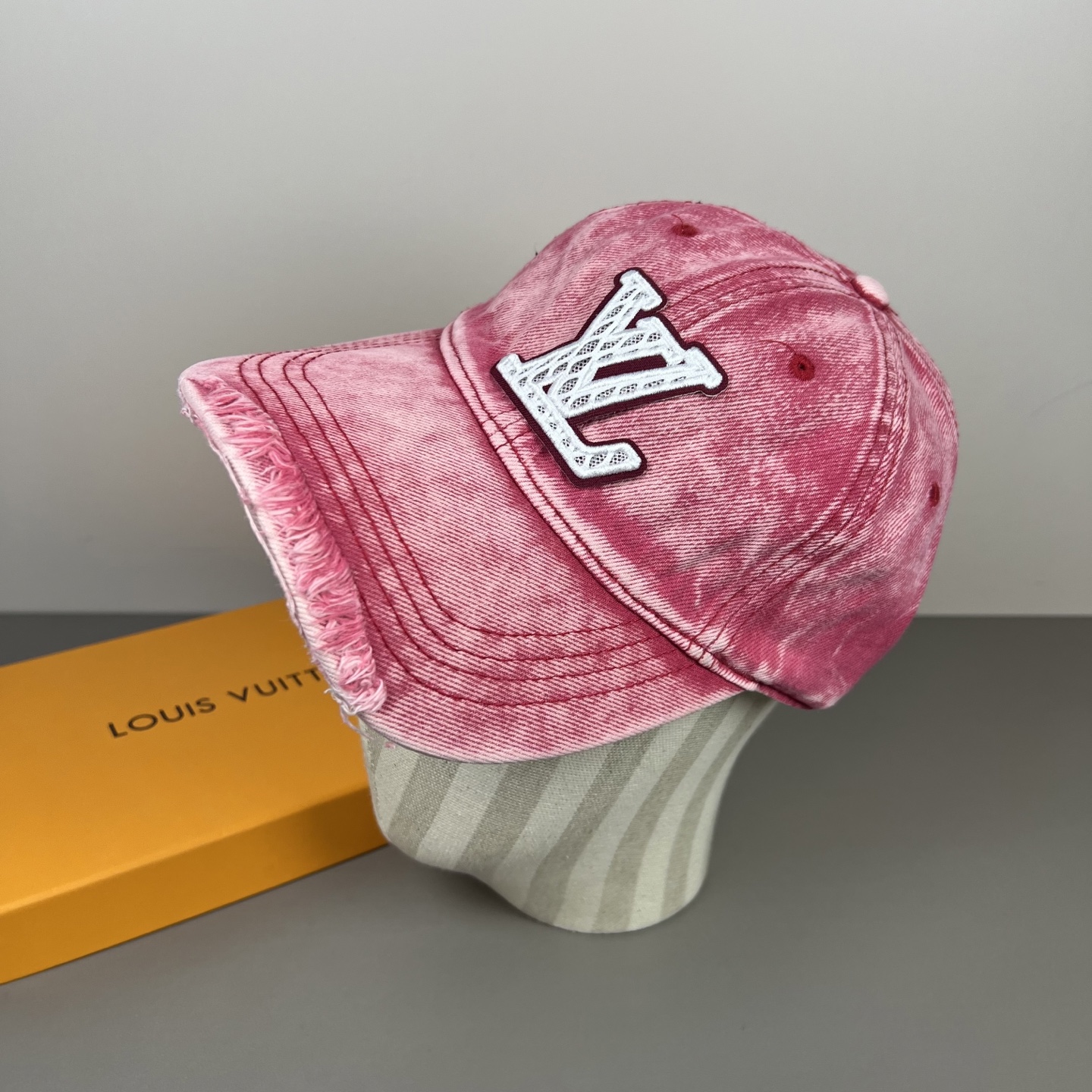 LV 高仿 牛仔做舊破邊鴨舌帽 字母貼布設計 男女同款| 7 LV 高仿 牛仔做舊破邊鴨舌帽 字母貼布設計 男女同款