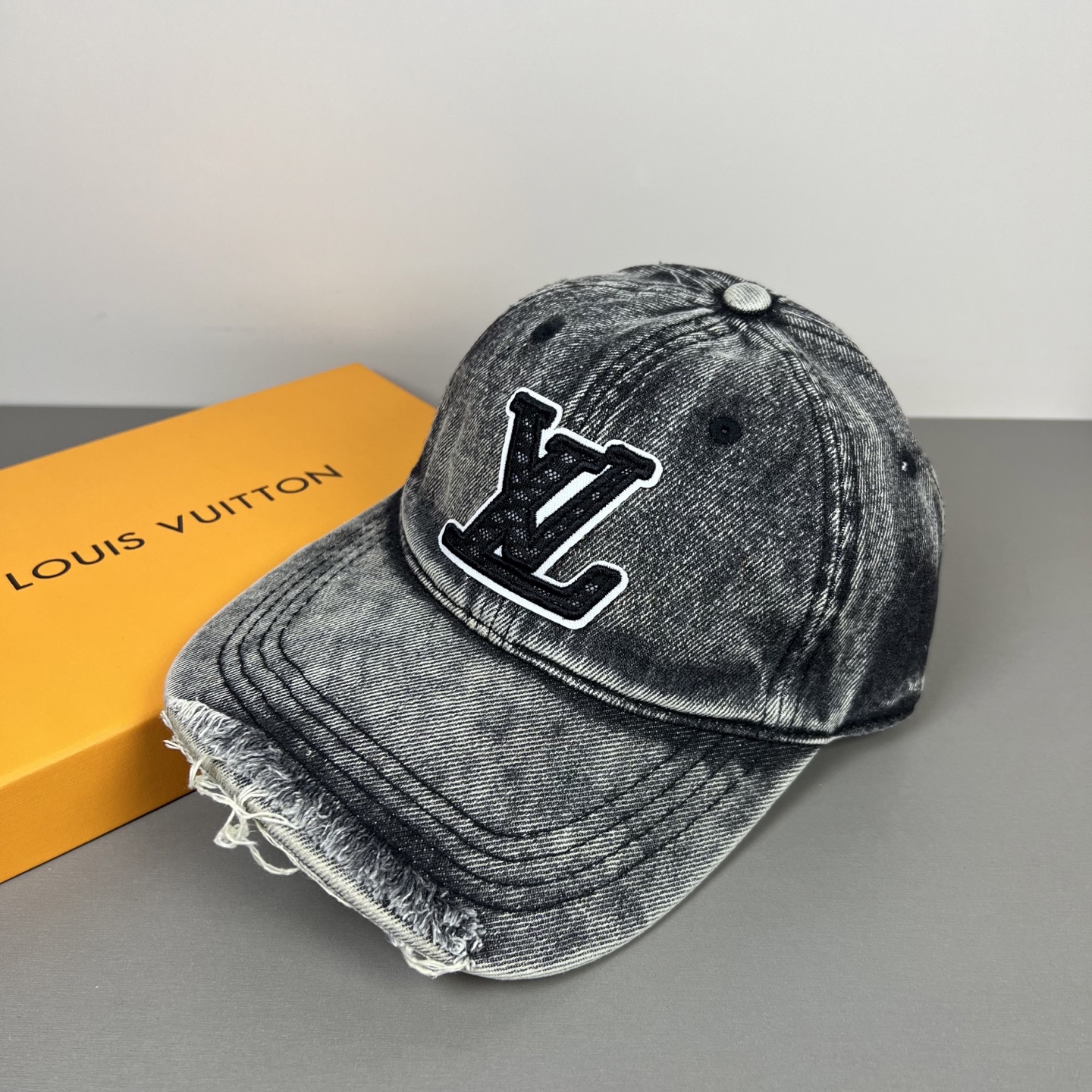 LV 一比一 灰色洗水牛仔帽 字母立體刺繡復古鴨舌帽