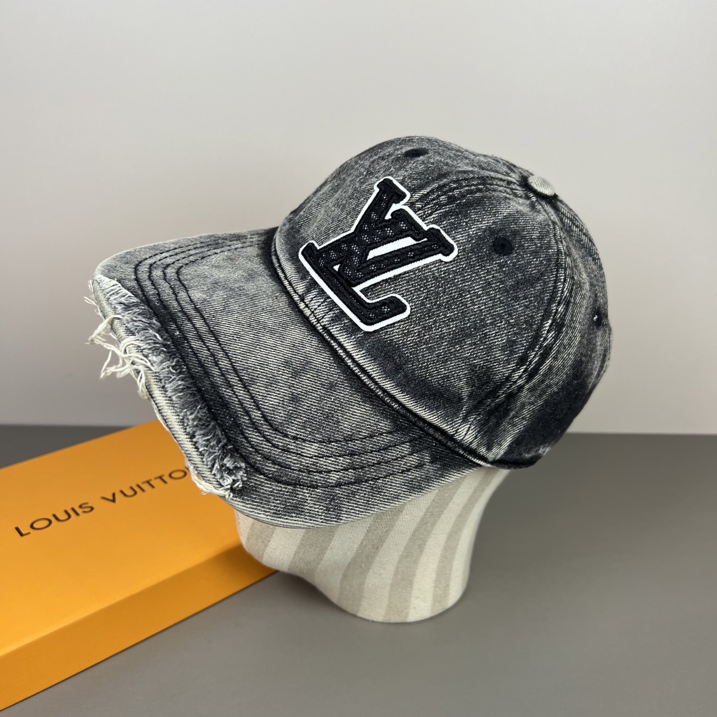 LV 一比一 灰色洗水牛仔帽 字母立體刺繡復古鴨舌帽