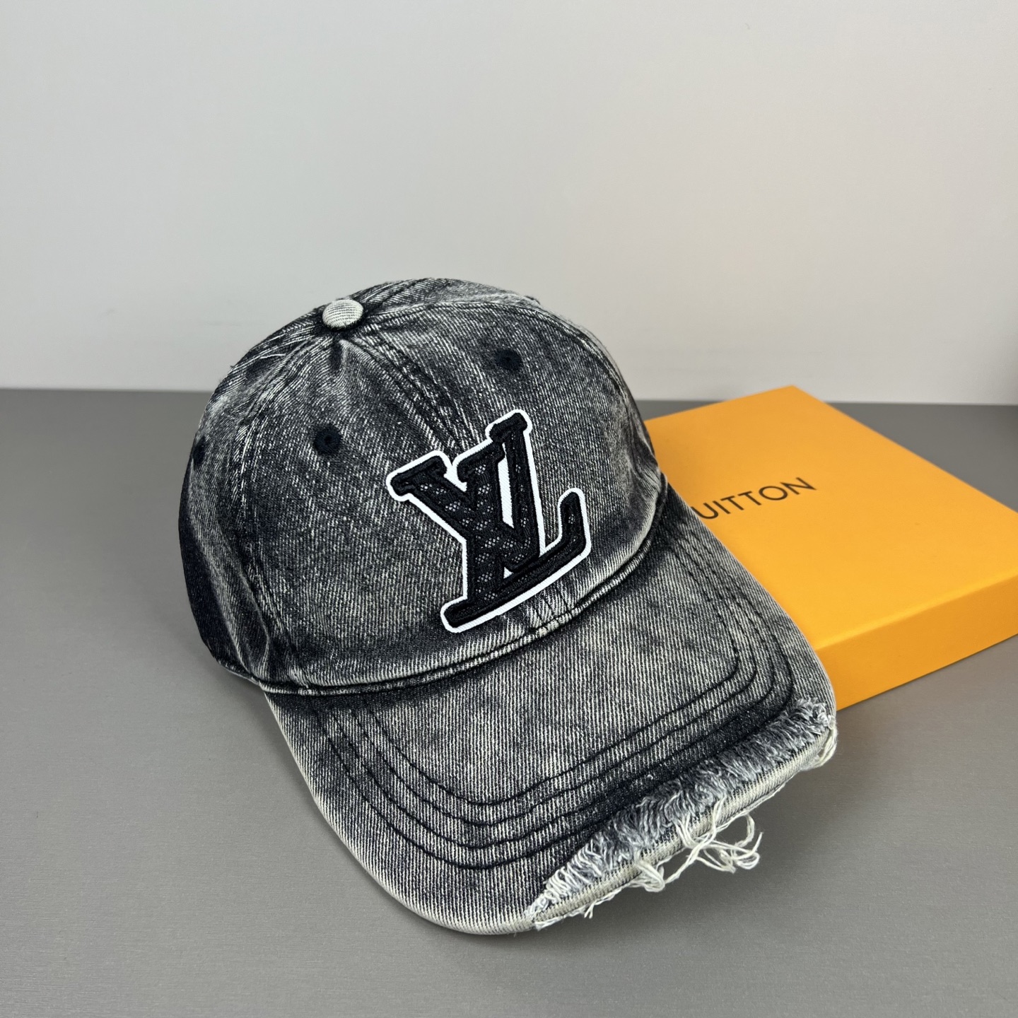LV 一比一 灰色洗水牛仔帽 字母立體刺繡復古鴨舌帽