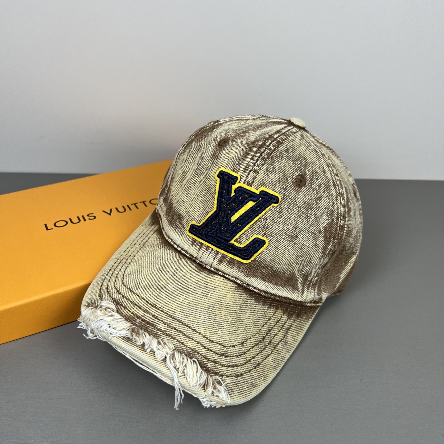 LV 原單 卡其色洗水牛仔帽 大字母貼布復古設計鴨舌帽
