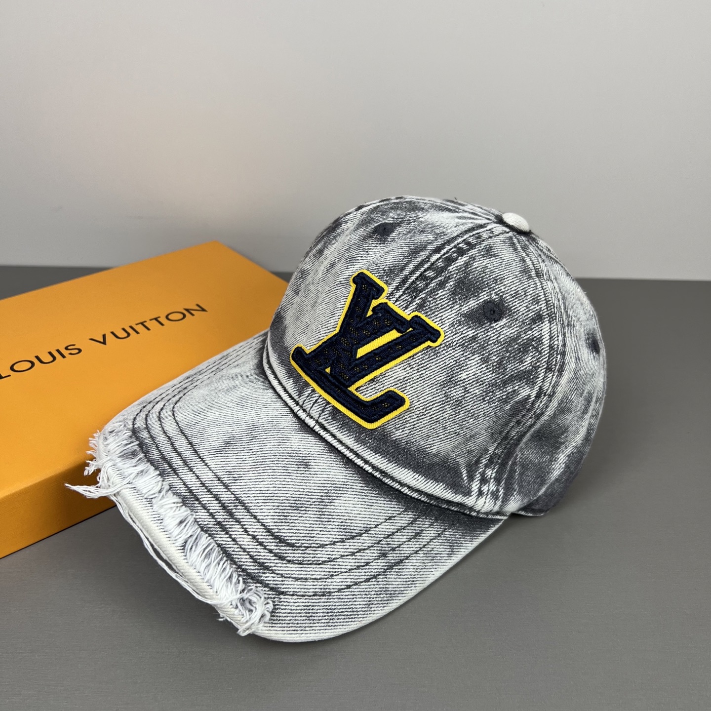 LV 原單 卡其色洗水牛仔帽 大字母貼布復古設計鴨舌帽