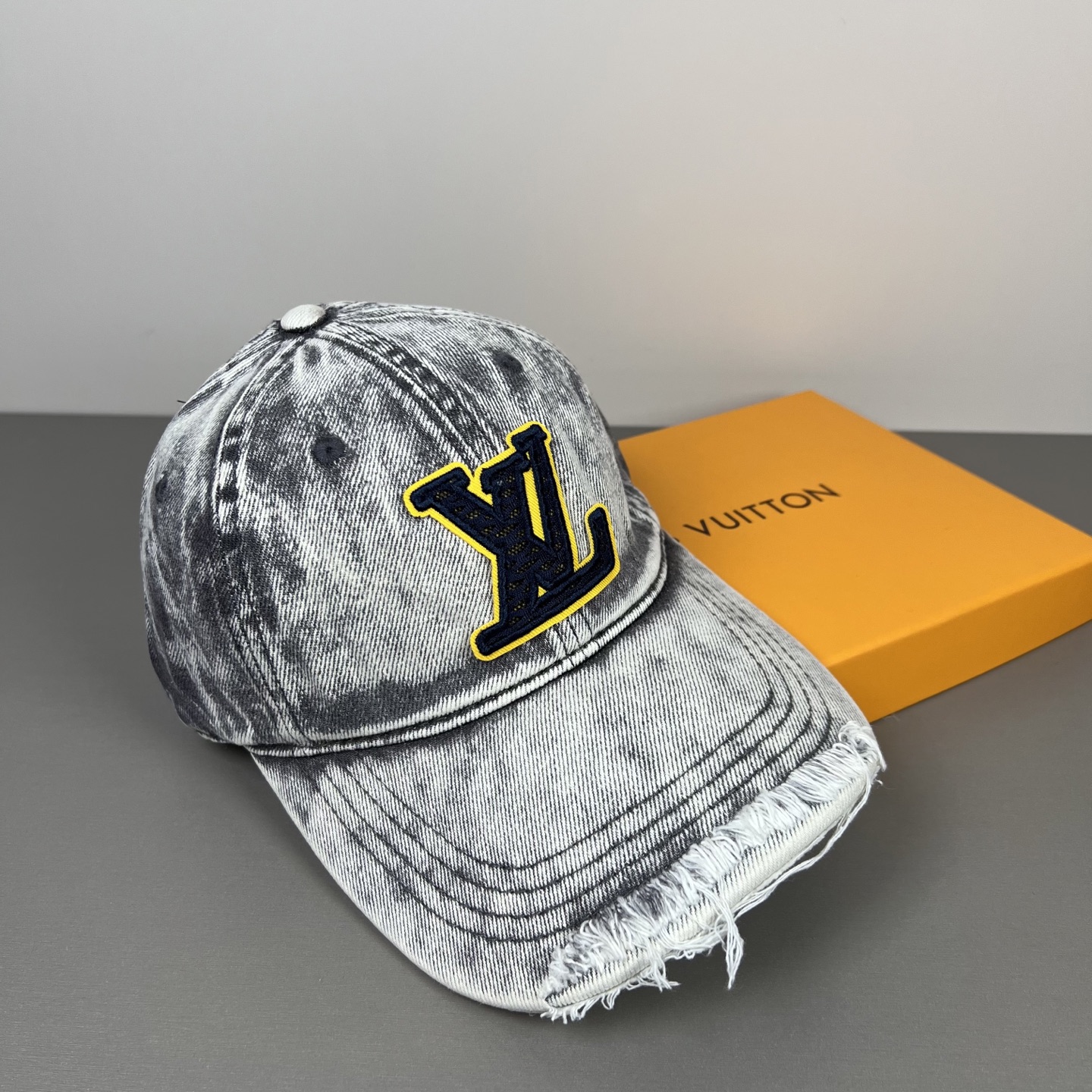 LV 原單 卡其色洗水牛仔帽 大字母貼布復古設計鴨舌帽