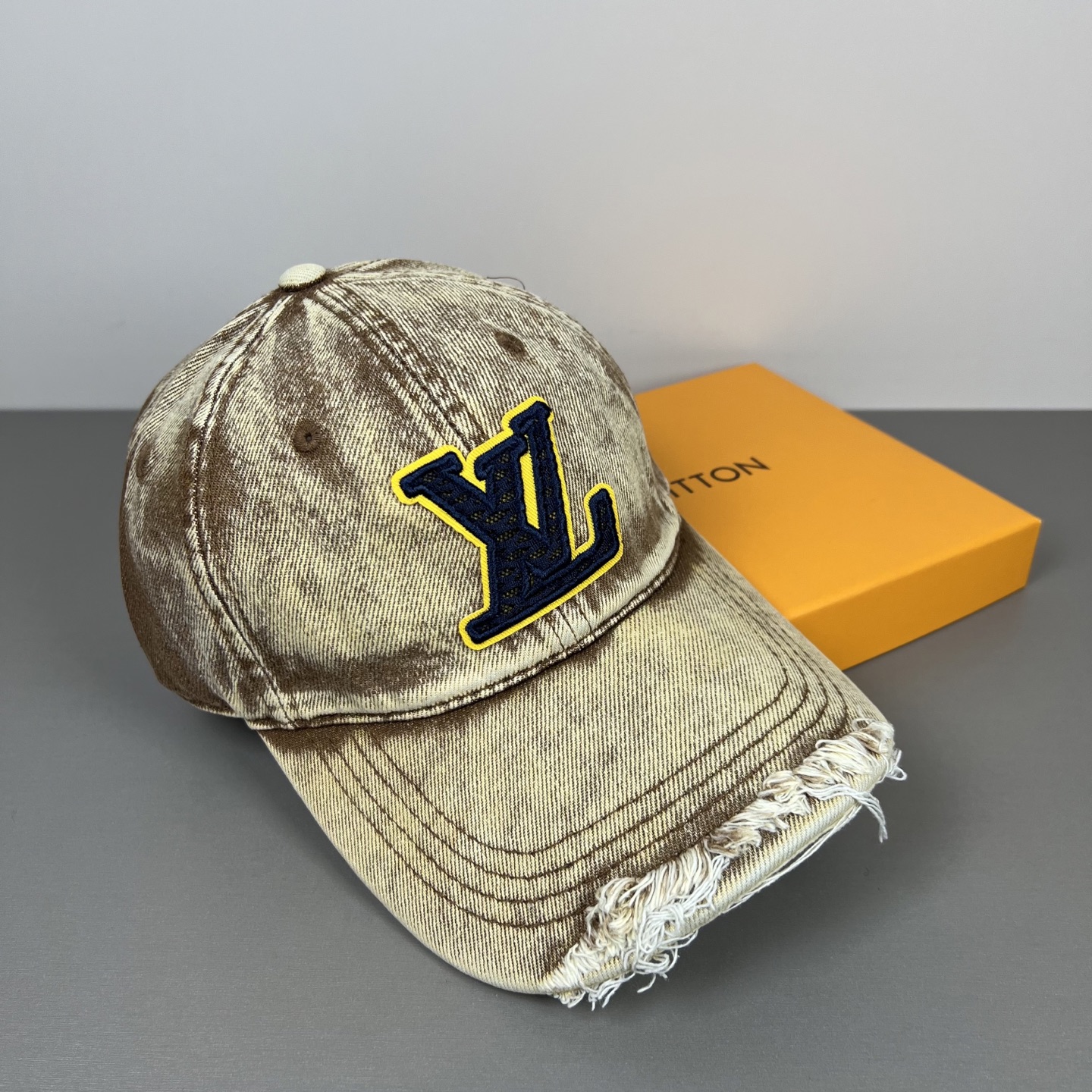 LV 原單 卡其色洗水牛仔帽 大字母貼布復古設計鴨舌帽