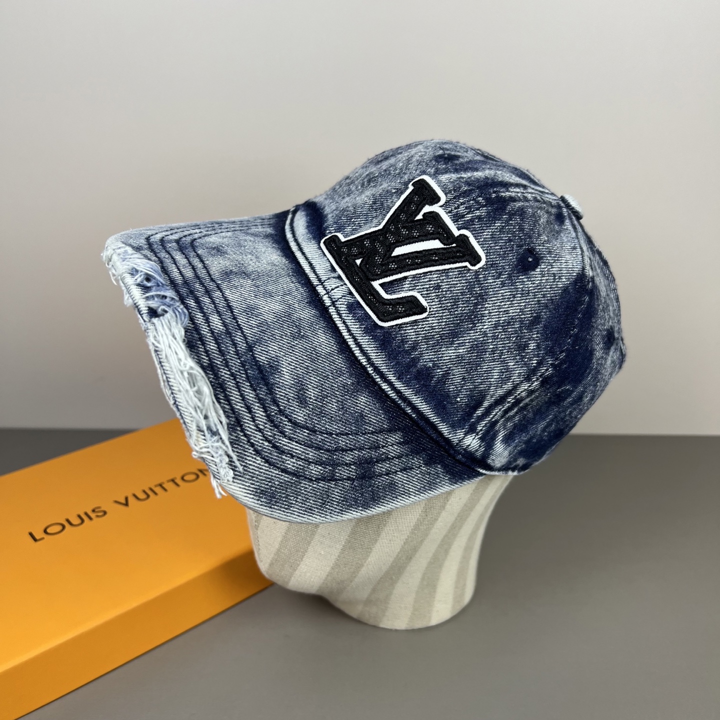 LV 高仿 深藍牛仔帽 做舊水洗字母貼布鴨舌帽