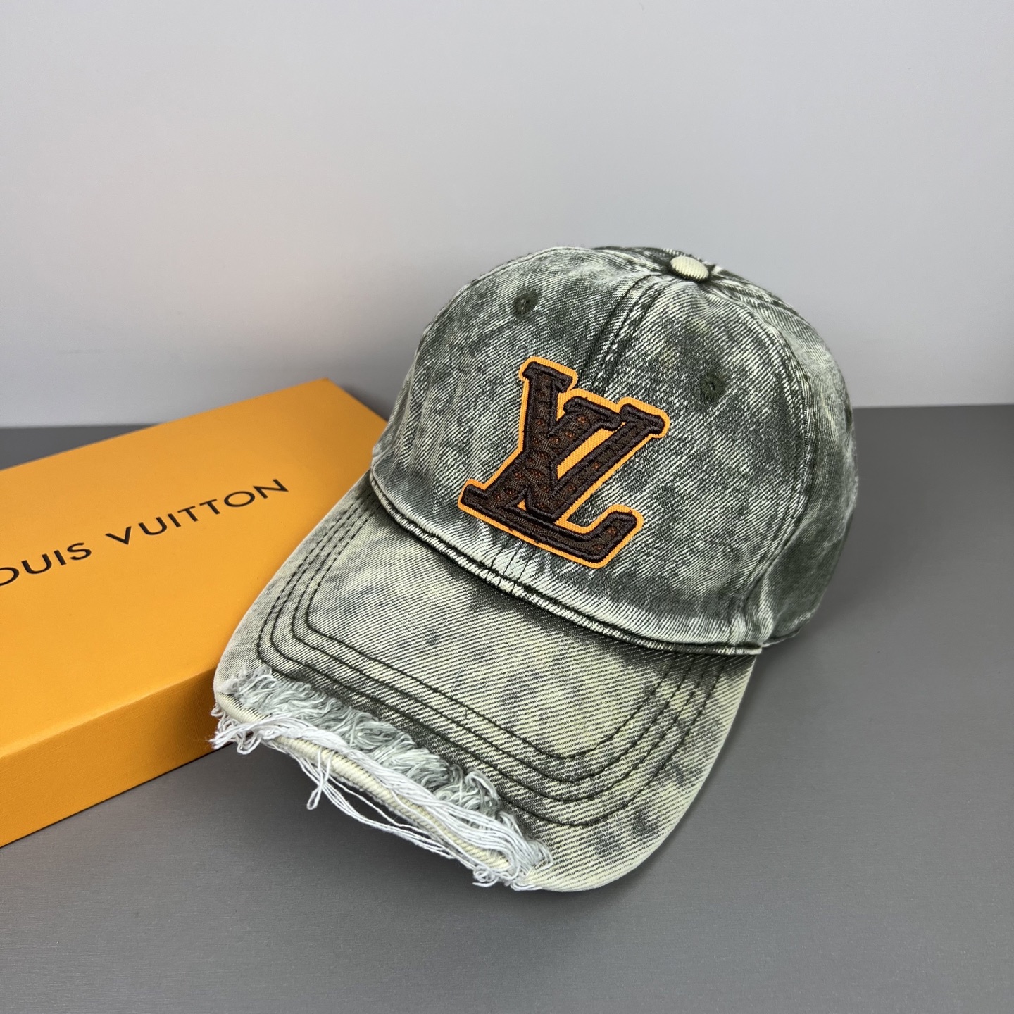 LV 高仿 深藍牛仔帽 做舊水洗字母貼布鴨舌帽
