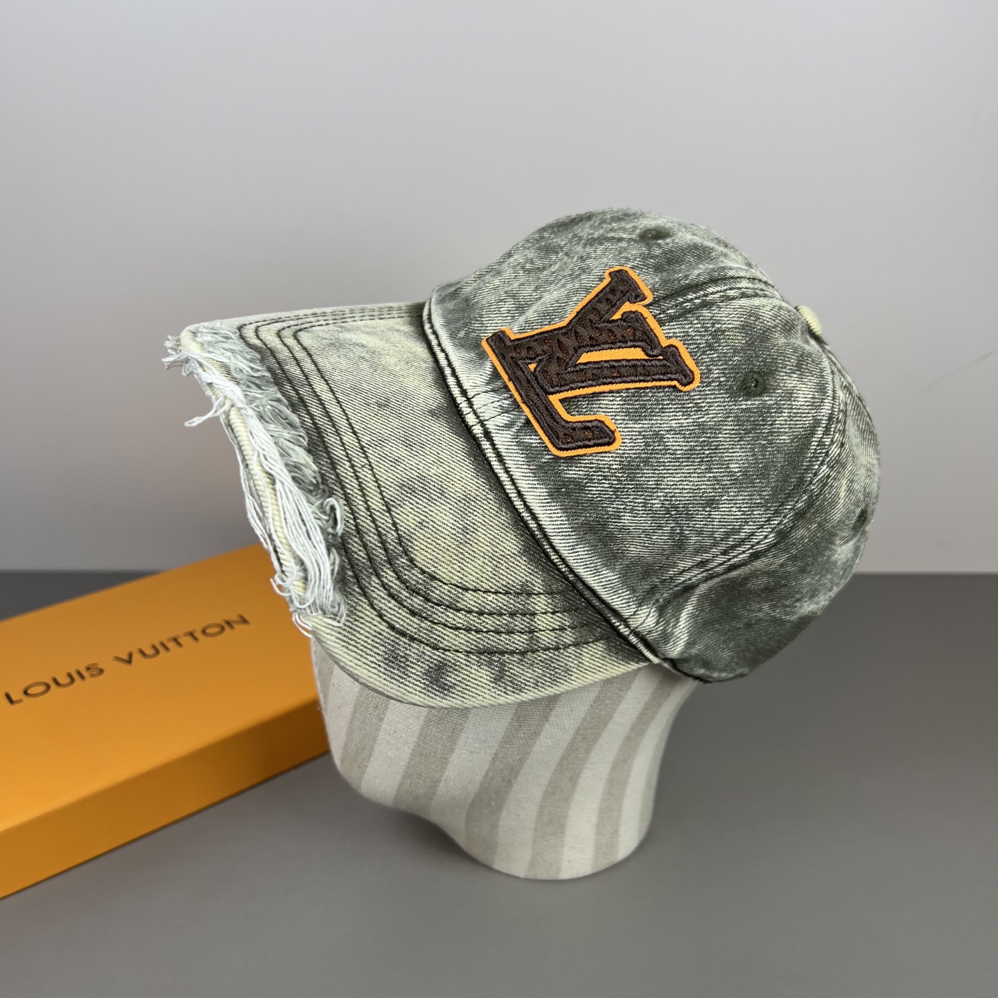 LV 高仿 深藍牛仔帽 做舊水洗字母貼布鴨舌帽