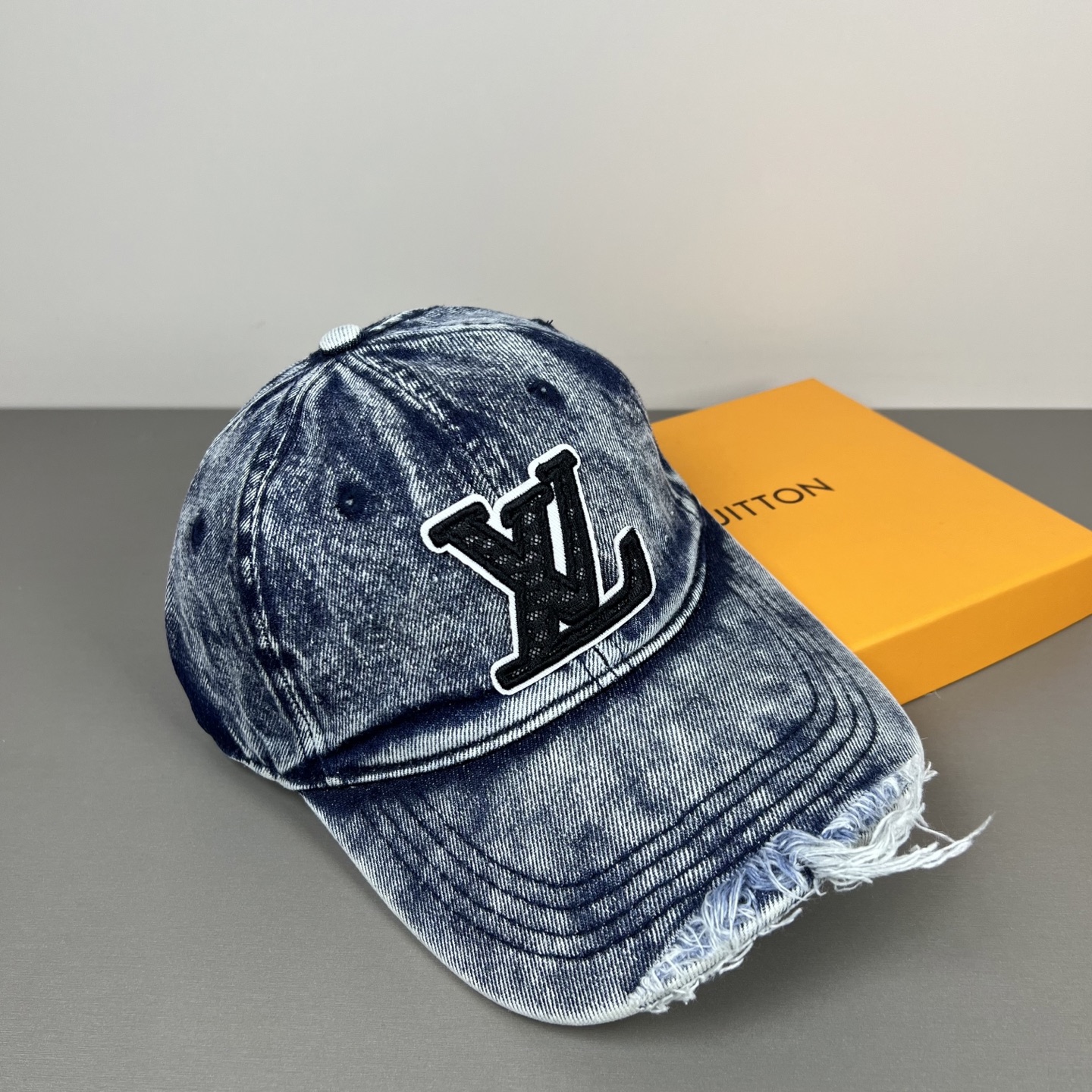 LV 高仿 深藍牛仔帽 做舊水洗字母貼布鴨舌帽