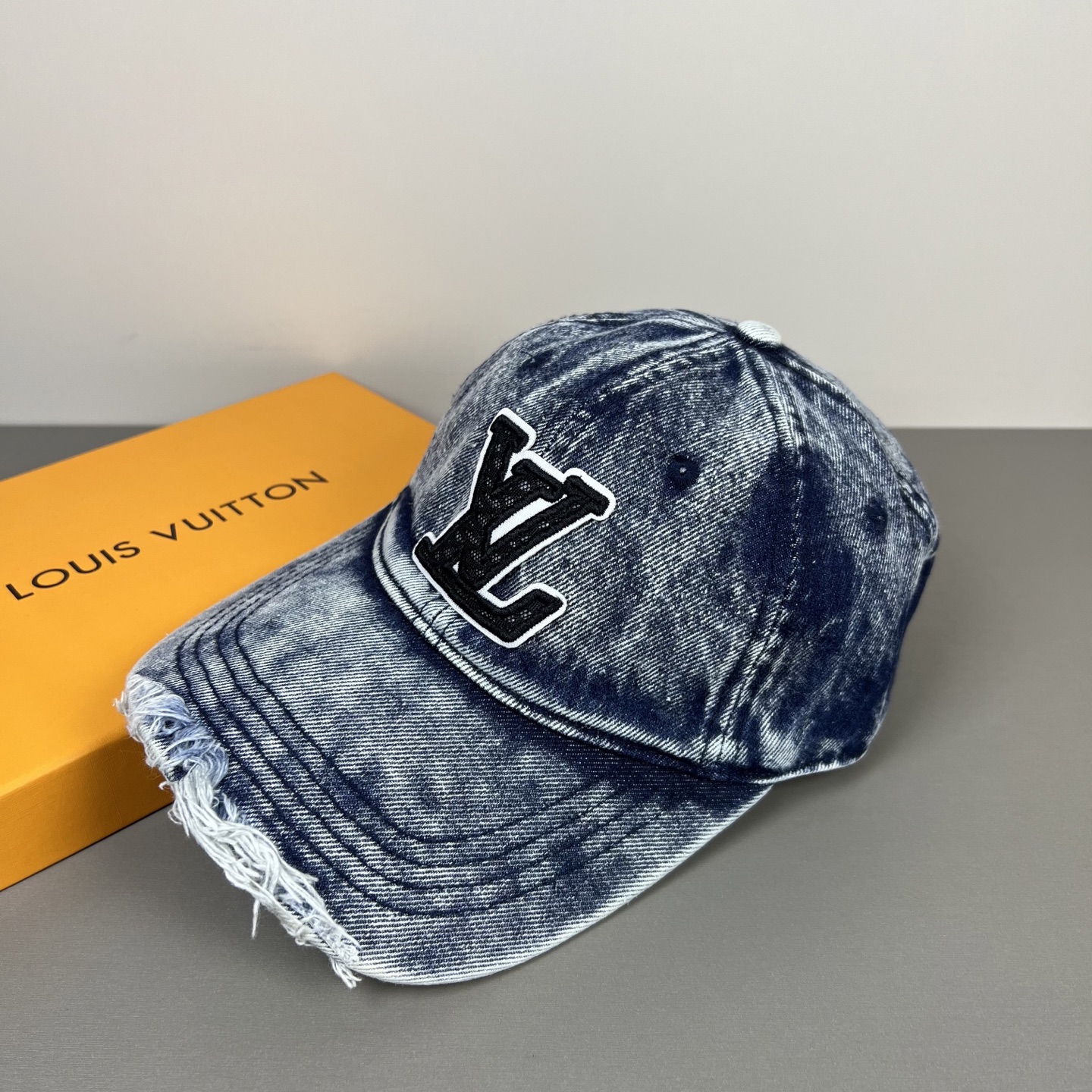 LV 高仿 深藍牛仔帽 做舊水洗字母貼布鴨舌帽