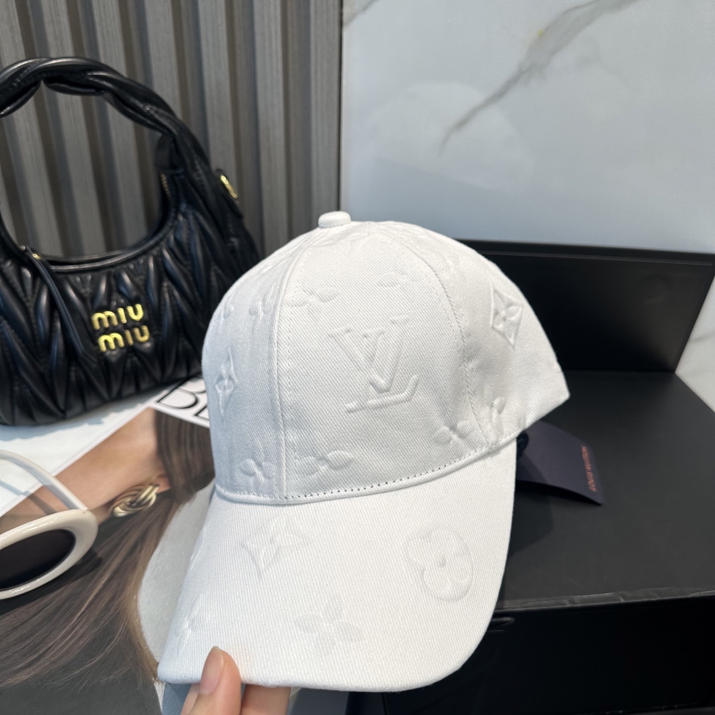 LV 一比一 白色老花壓紋棒球帽 簡約百搭款