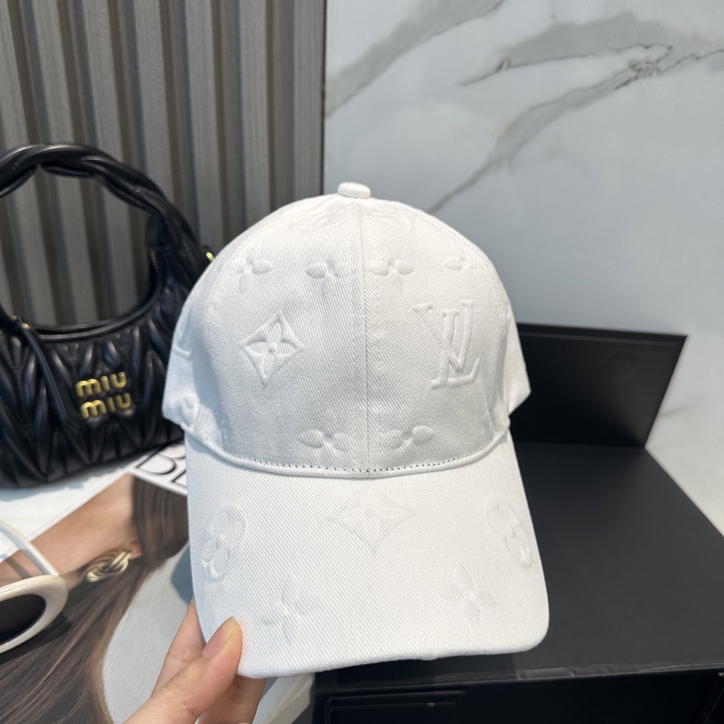 LV 一比一 白色老花壓紋棒球帽 簡約百搭款