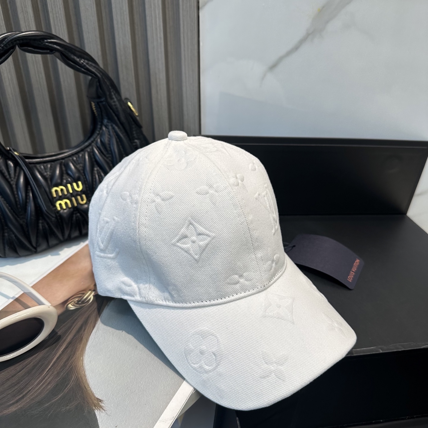 LV 一比一 白色老花壓紋棒球帽 簡約百搭款