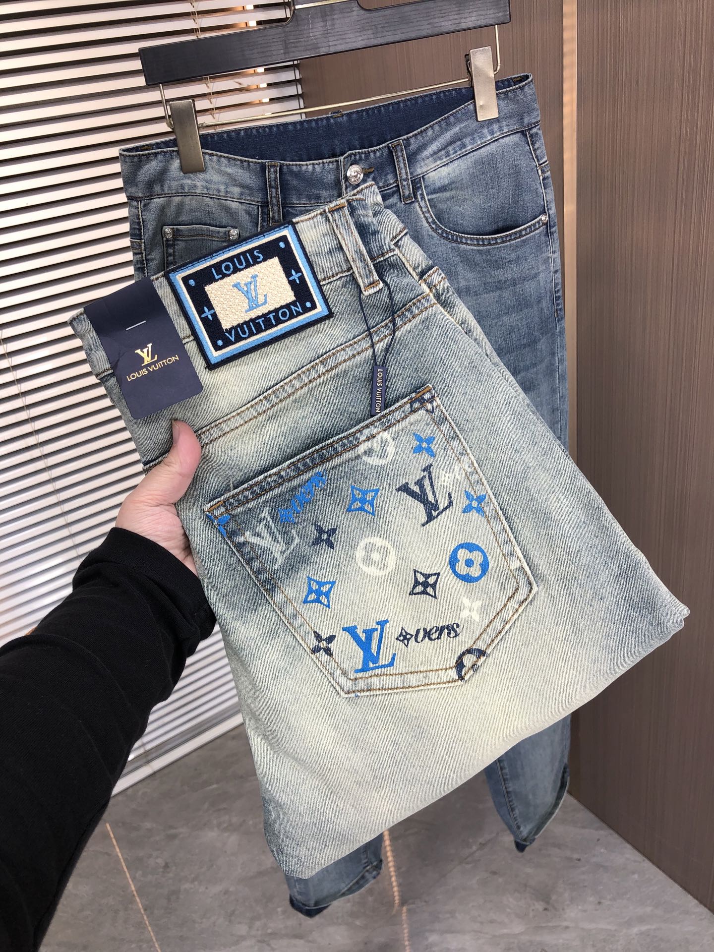LV原單男士牛仔長褲後袋老花刺繡藍色款