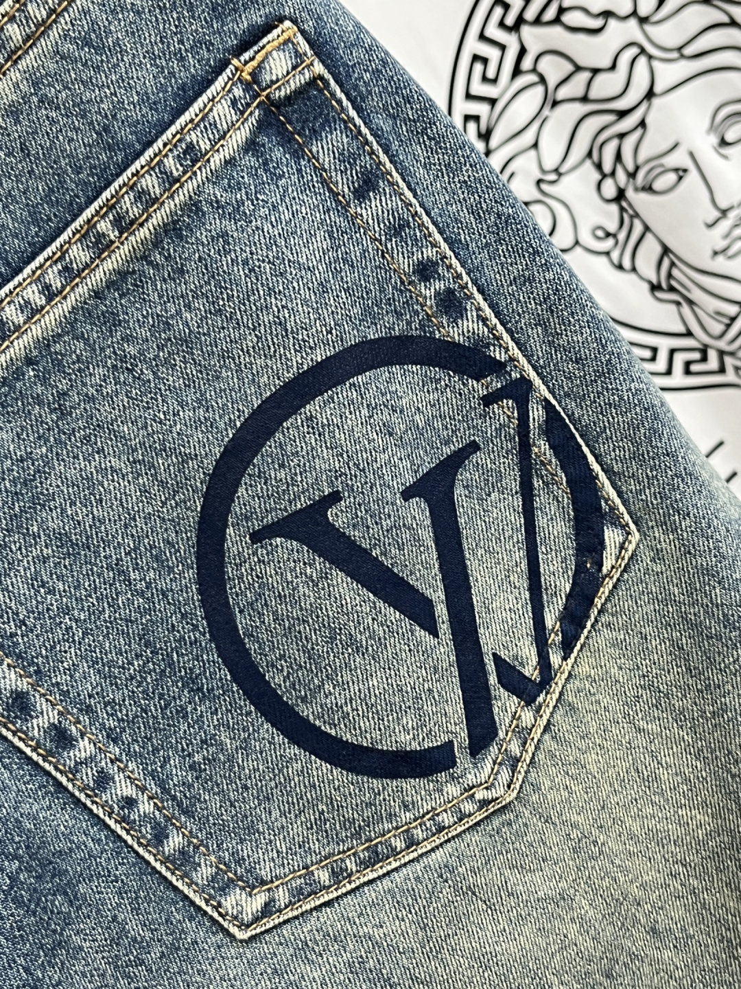 LV高仿男士牛仔褲大圓形LOGO口袋潮流款