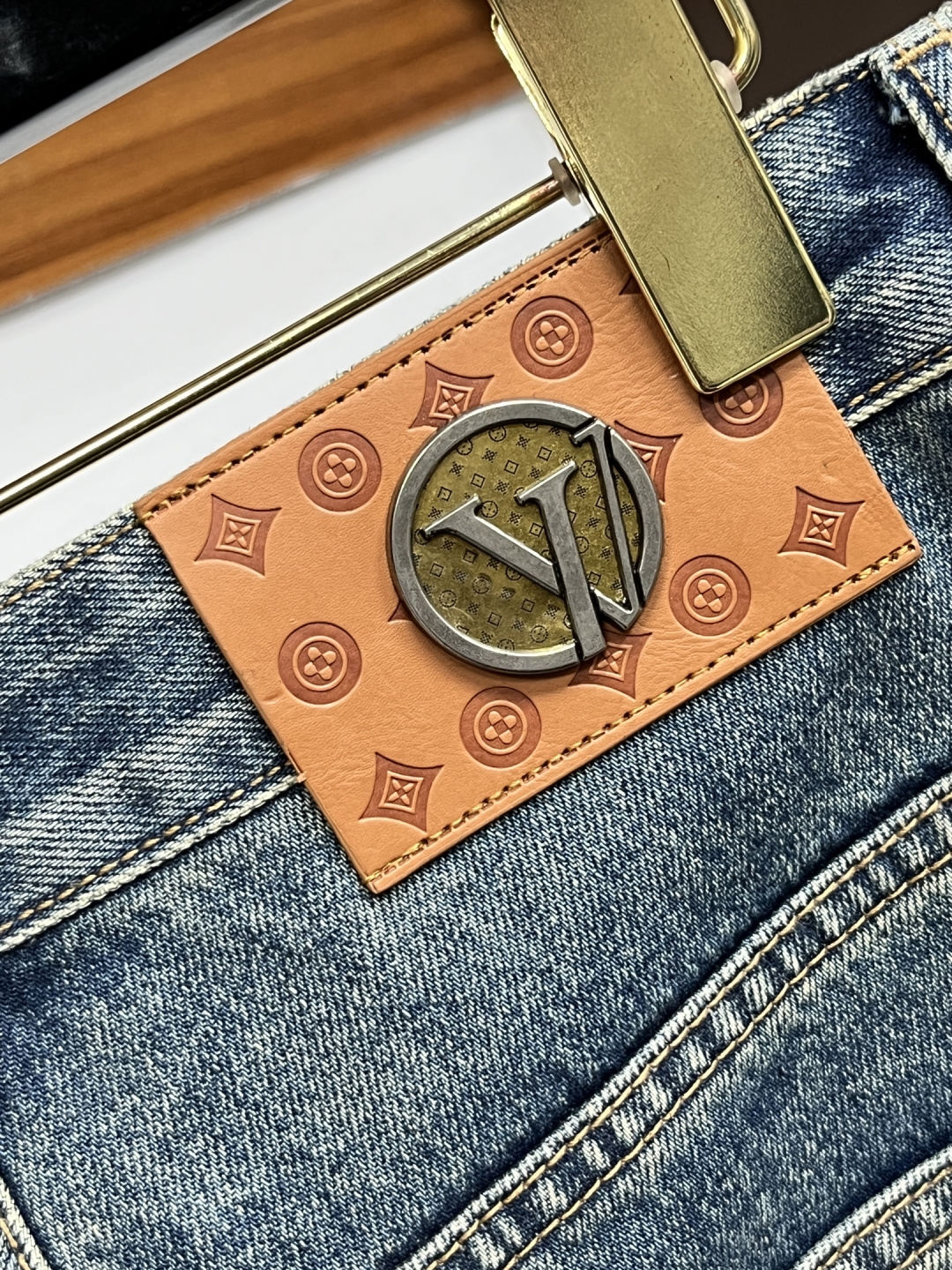 LV高仿男士牛仔褲大圓形LOGO口袋潮流款