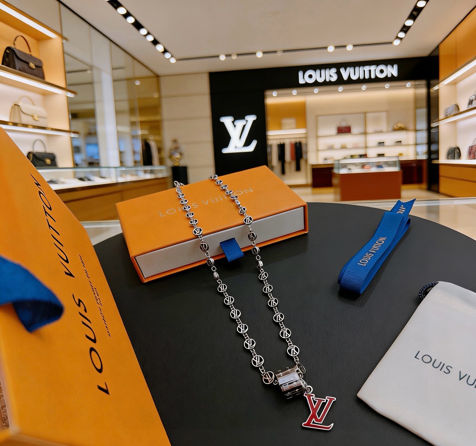 LV一比一项链红色吊坠时尚设计金属链条高级复刻饰品