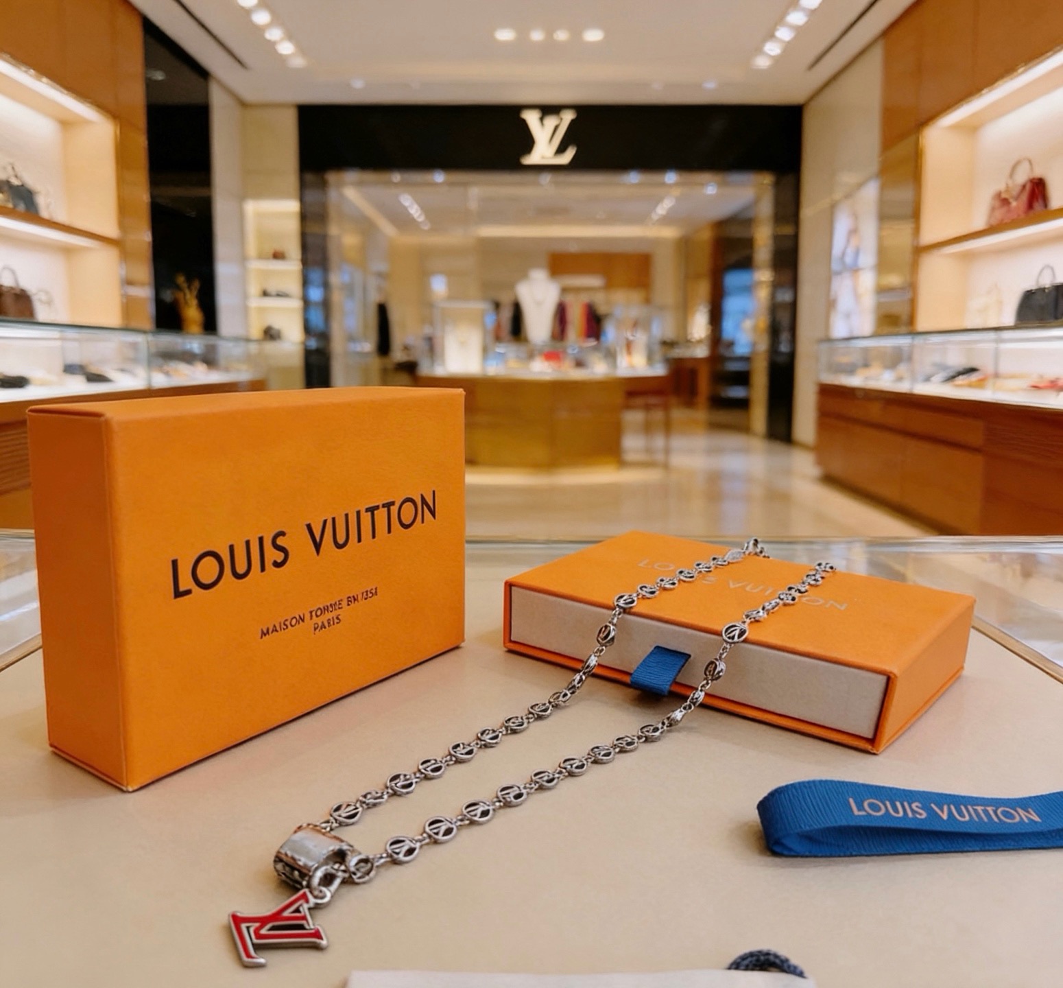 LV一比一项链红色吊坠时尚设计金属链条高级复刻饰品