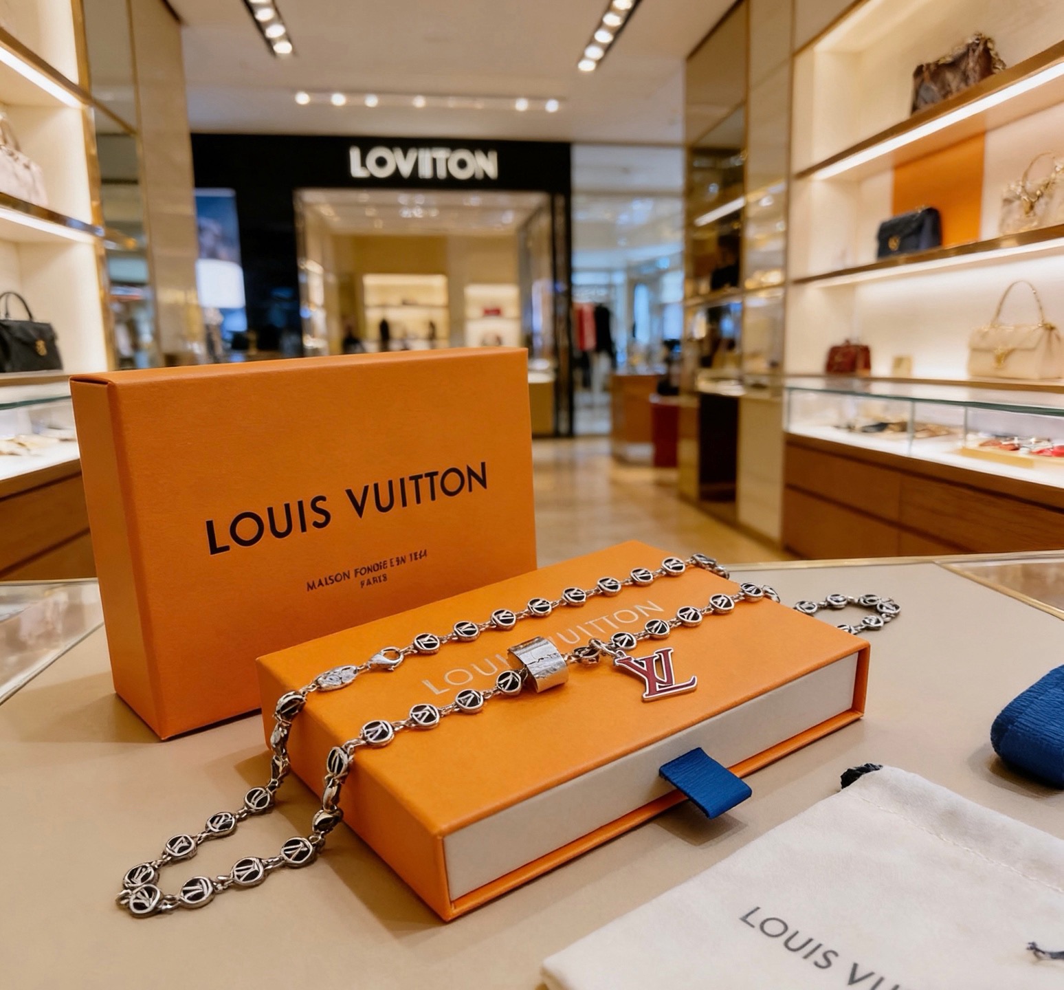 LV一比一项链红色吊坠时尚设计金属链条高级复刻饰品