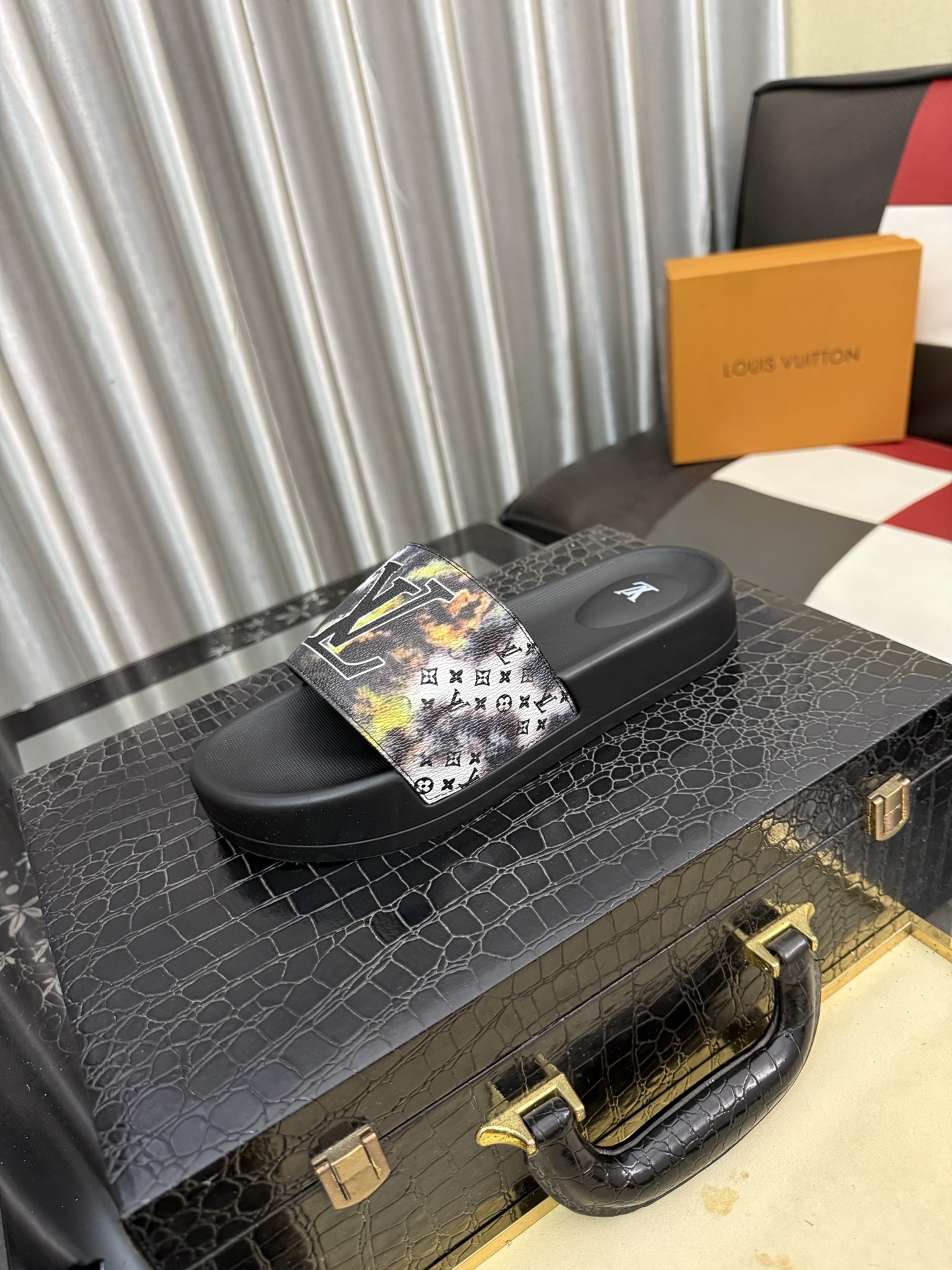 LV 高仿拖鞋 男士火焰漸變Logo設計 防滑舒適休閒一字拖