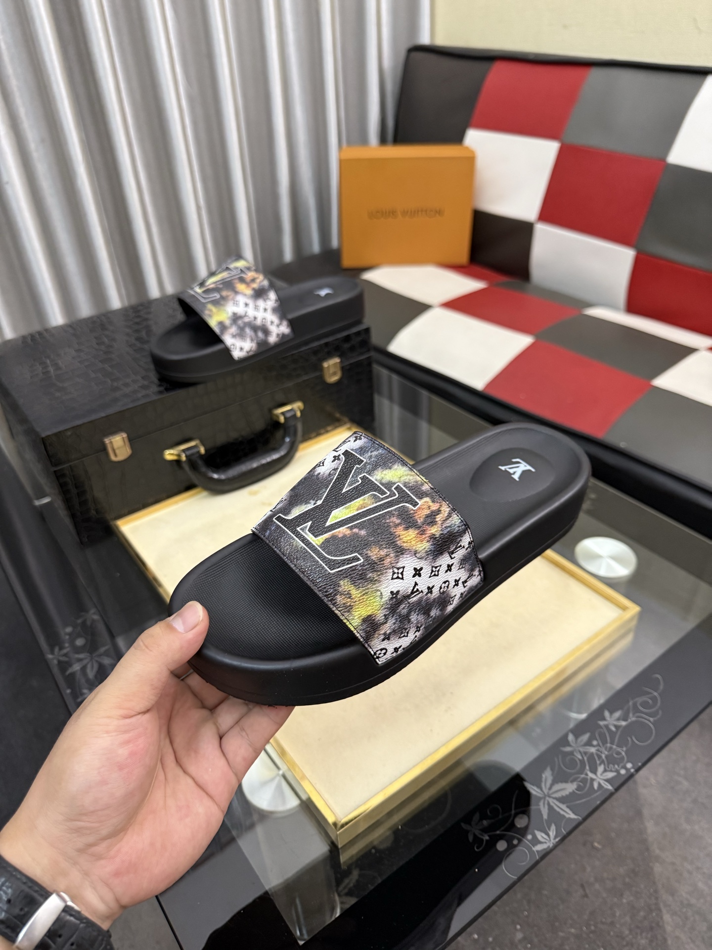 LV 高仿拖鞋 男士火焰漸變Logo設計 防滑舒適休閒一字拖