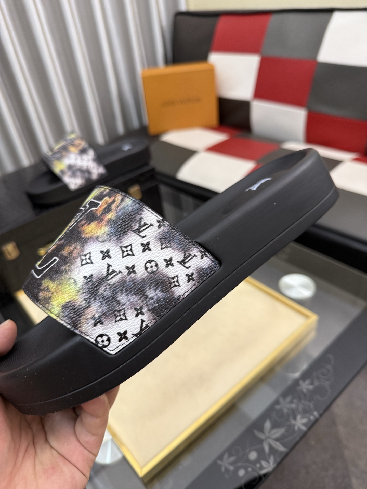 LV 高仿拖鞋 男士火焰漸變Logo設計 防滑舒適休閒一字拖