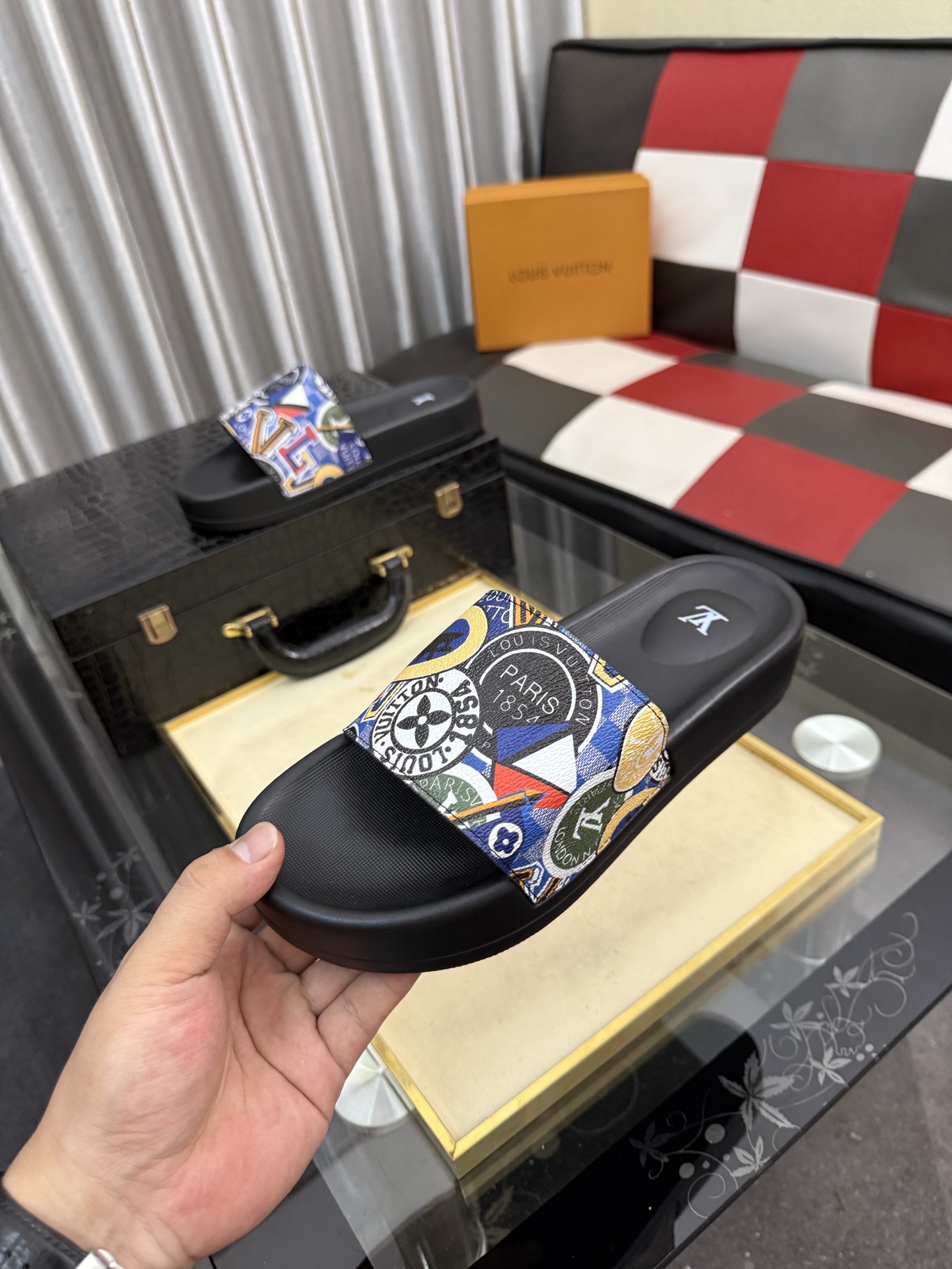 LV 原單拖鞋 男士拼貼徽章圖案設計 多色潮流休閒防滑一字拖| 11 LV 原單拖鞋 男士拼貼徽章圖案設計 多色潮流休閒防滑一字拖