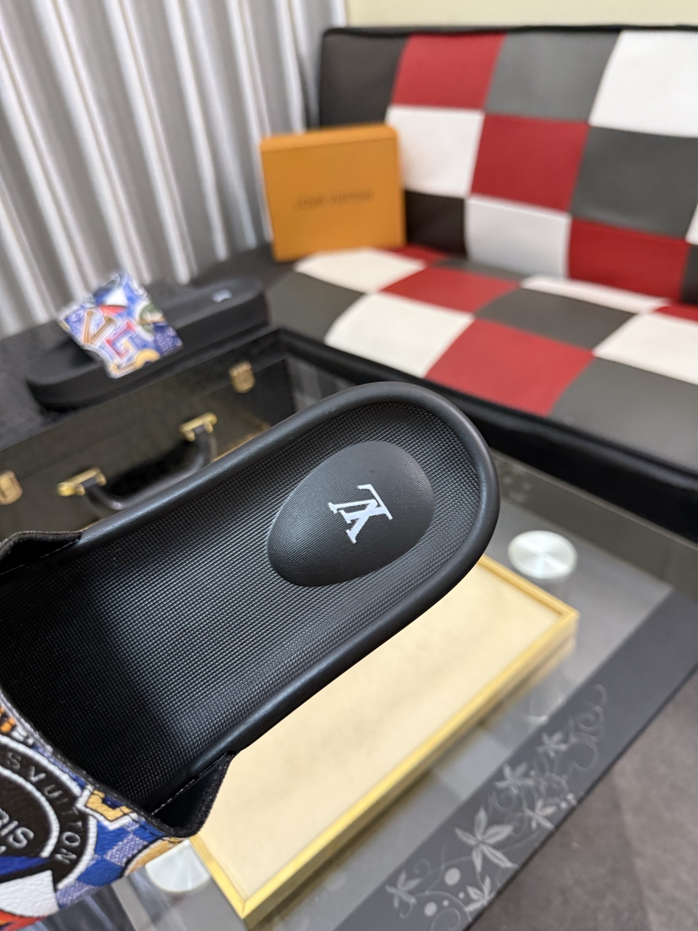 LV 原單拖鞋 男士拼貼徽章圖案設計 多色潮流休閒防滑一字拖| 8 LV 原單拖鞋 男士拼貼徽章圖案設計 多色潮流休閒防滑一字拖