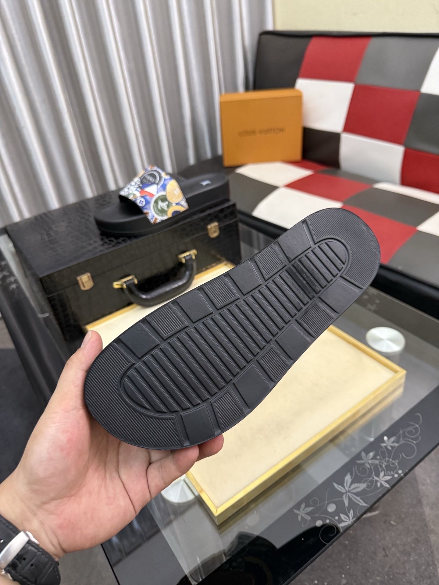 LV 原單拖鞋 男士拼貼徽章圖案設計 多色潮流休閒防滑一字拖| 7 LV 原單拖鞋 男士拼貼徽章圖案設計 多色潮流休閒防滑一字拖