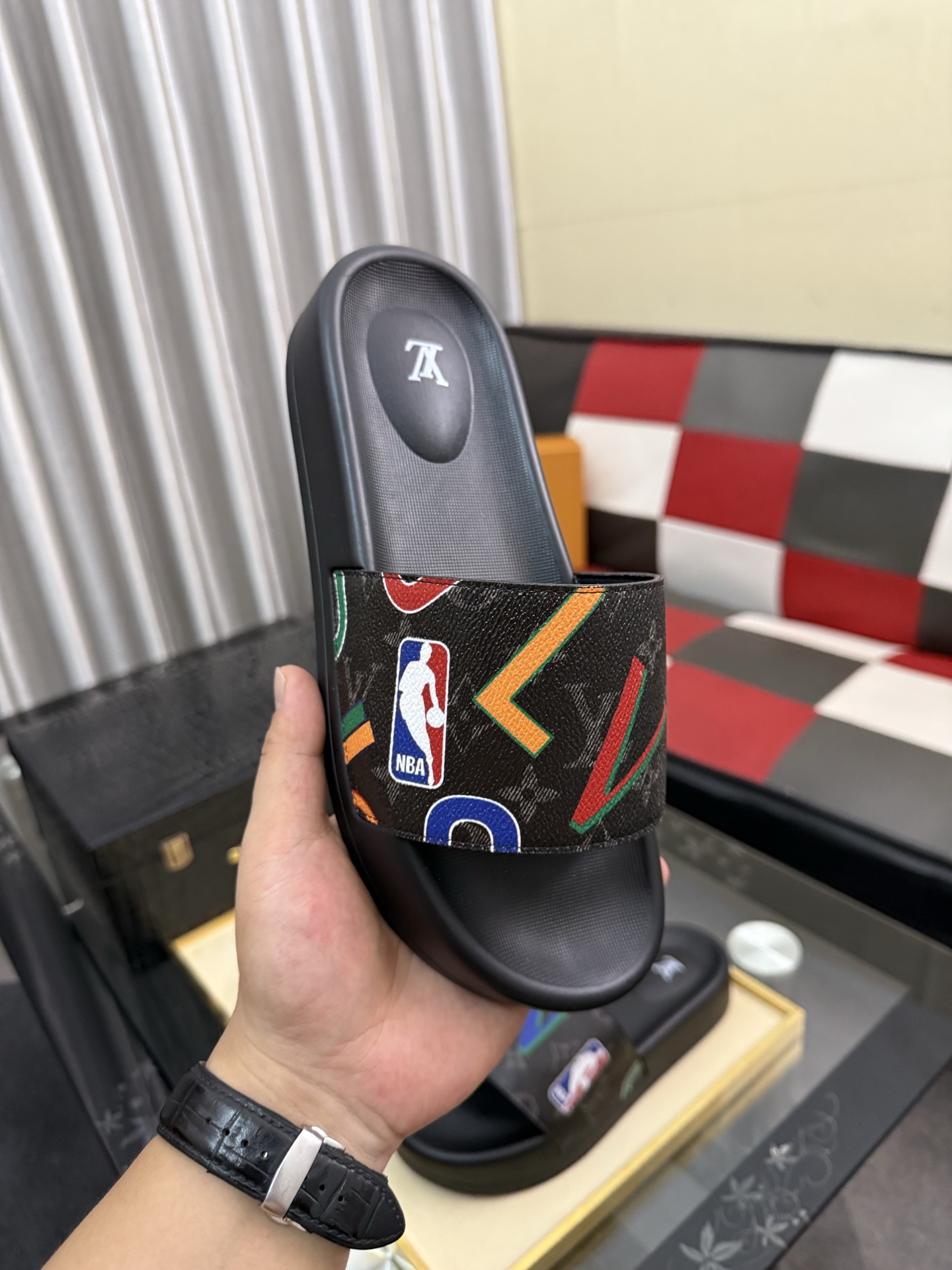 LV 一比一拖鞋 男士黑彩LV字母設計 NBA聯名風格防滑舒適一字拖| 12 LV 一比一拖鞋 男士黑彩LV字母設計 NBA聯名風格防滑舒適一字拖
