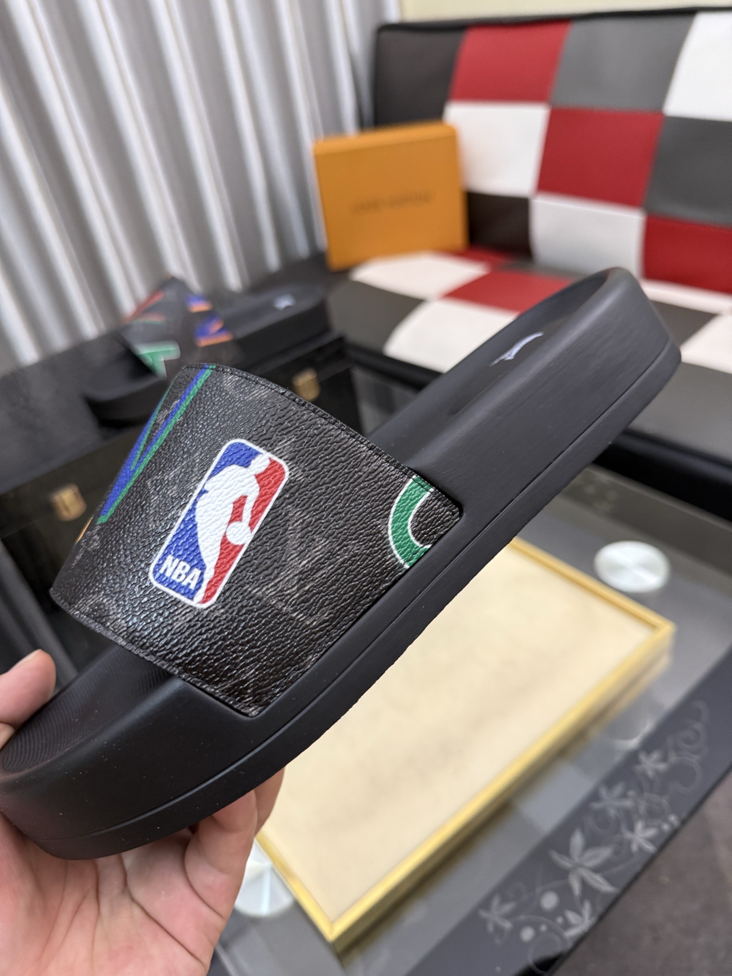LV 一比一拖鞋 男士黑彩LV字母設計 NBA聯名風格防滑舒適一字拖| 9 LV 一比一拖鞋 男士黑彩LV字母設計 NBA聯名風格防滑舒適一字拖