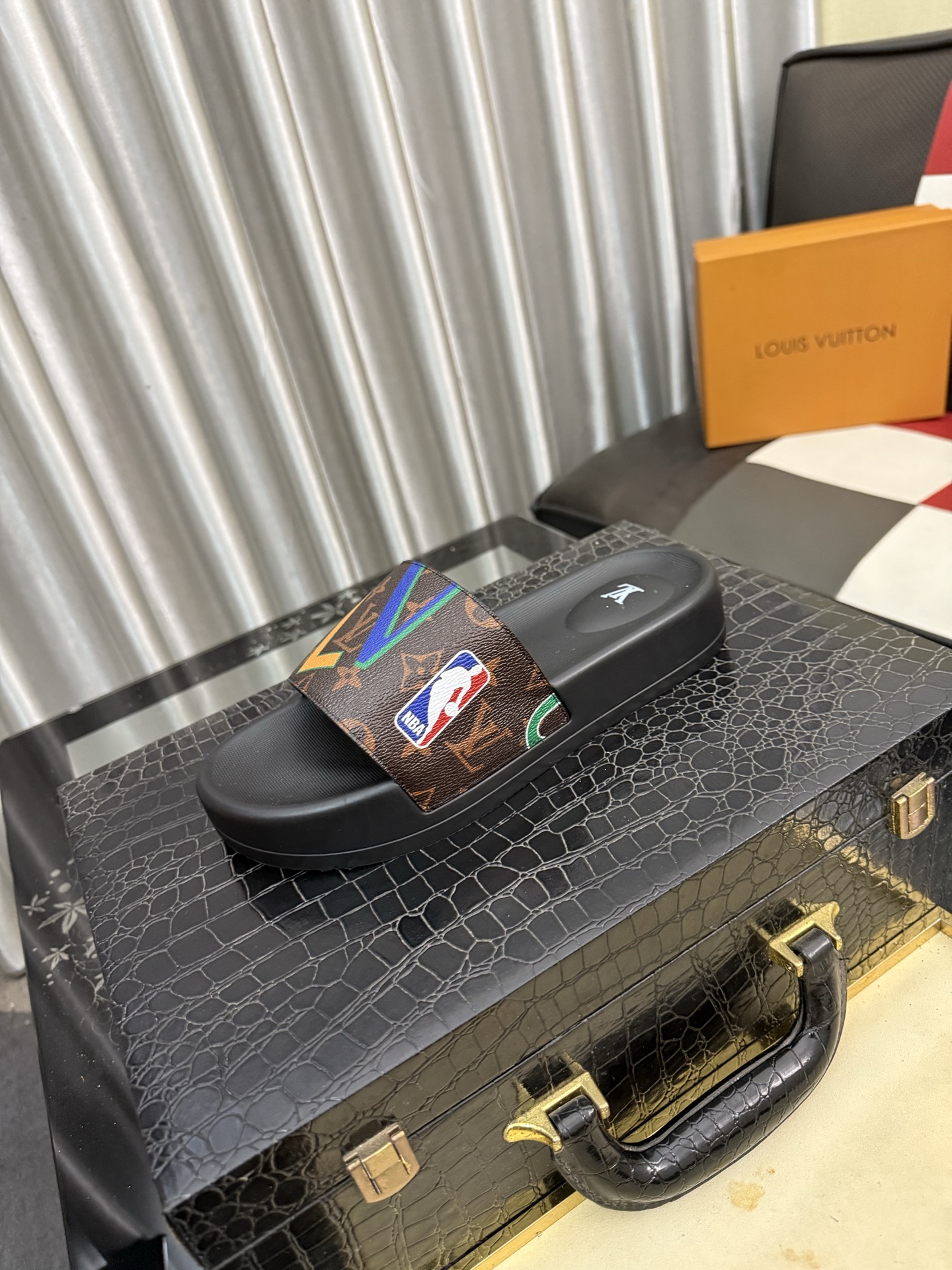 LV A貨拖鞋 男士老花印花搭配彩色LV字母 防滑舒適休閒拖鞋| 3 LV A貨拖鞋 男士老花印花搭配彩色LV字母 防滑舒適休閒拖鞋