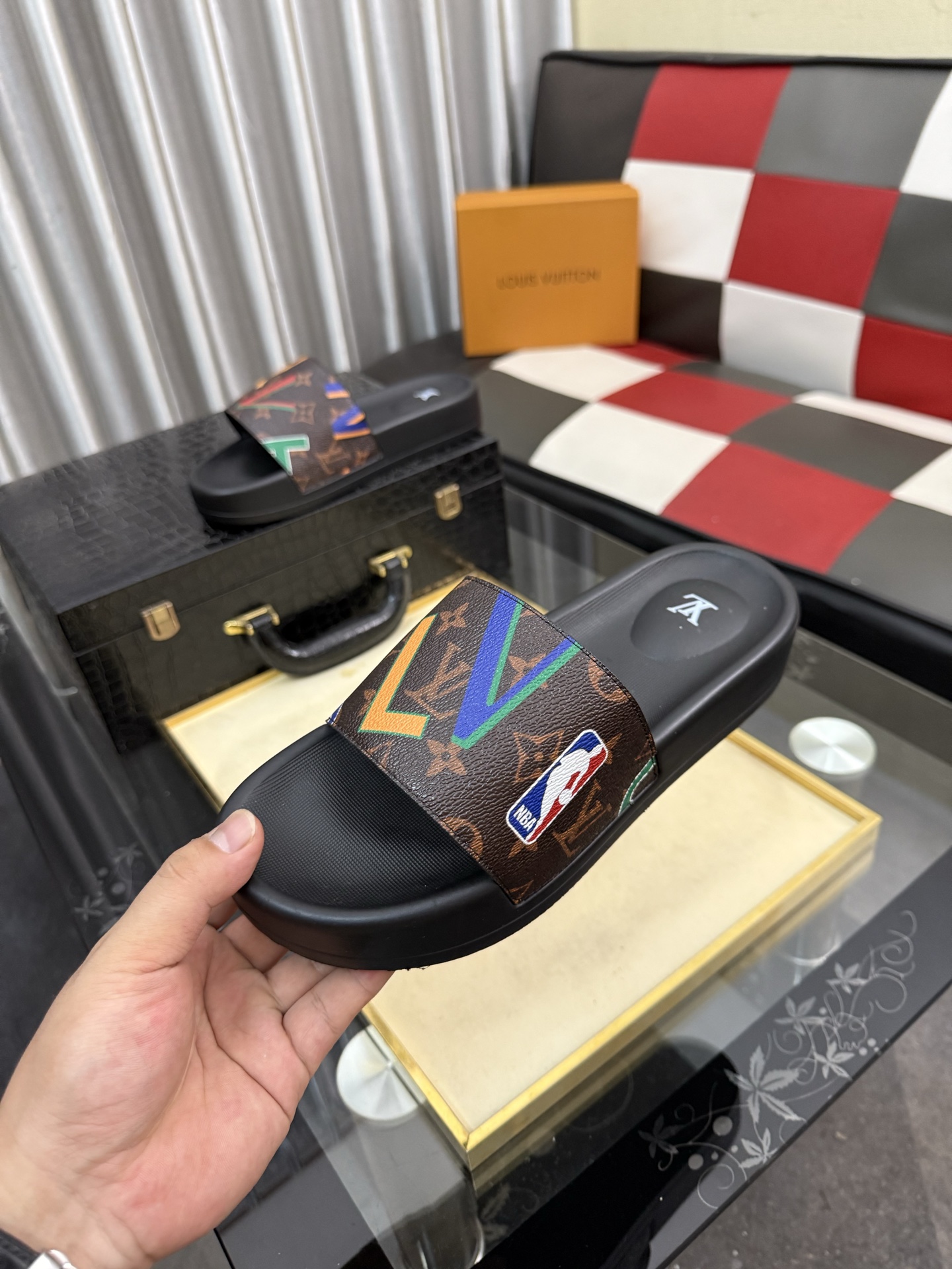 LV A貨拖鞋 男士老花印花搭配彩色LV字母 防滑舒適休閒拖鞋| 11 LV A貨拖鞋 男士老花印花搭配彩色LV字母 防滑舒適休閒拖鞋