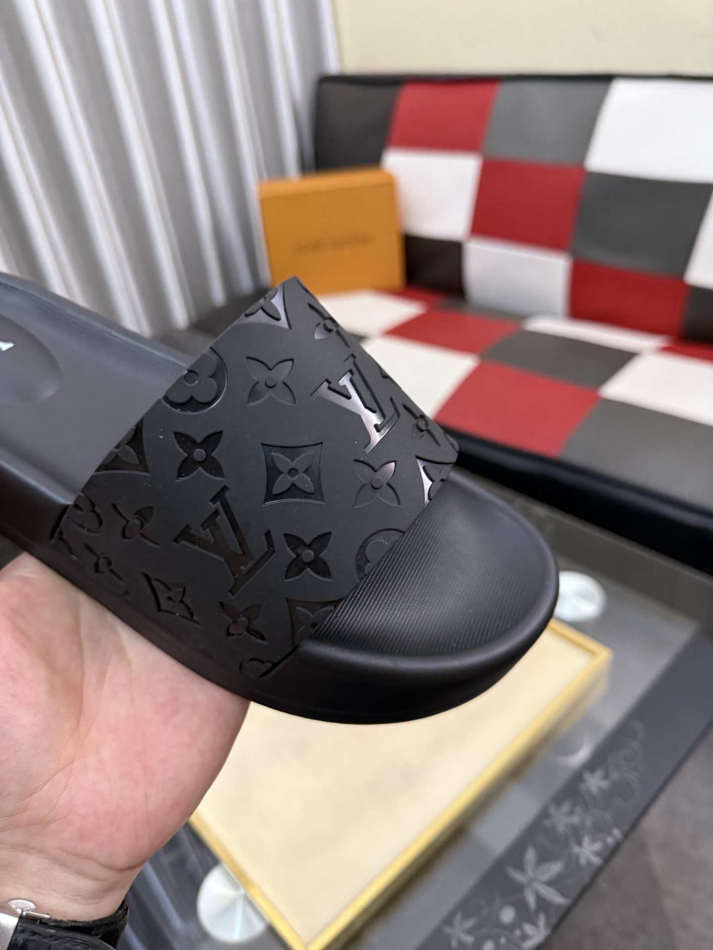 LV 一比一拖鞋 男士全黑壓紋設計 經典老花浮雕防滑舒適一字拖| 10 LV 一比一拖鞋 男士全黑壓紋設計 經典老花浮雕防滑舒適一字拖