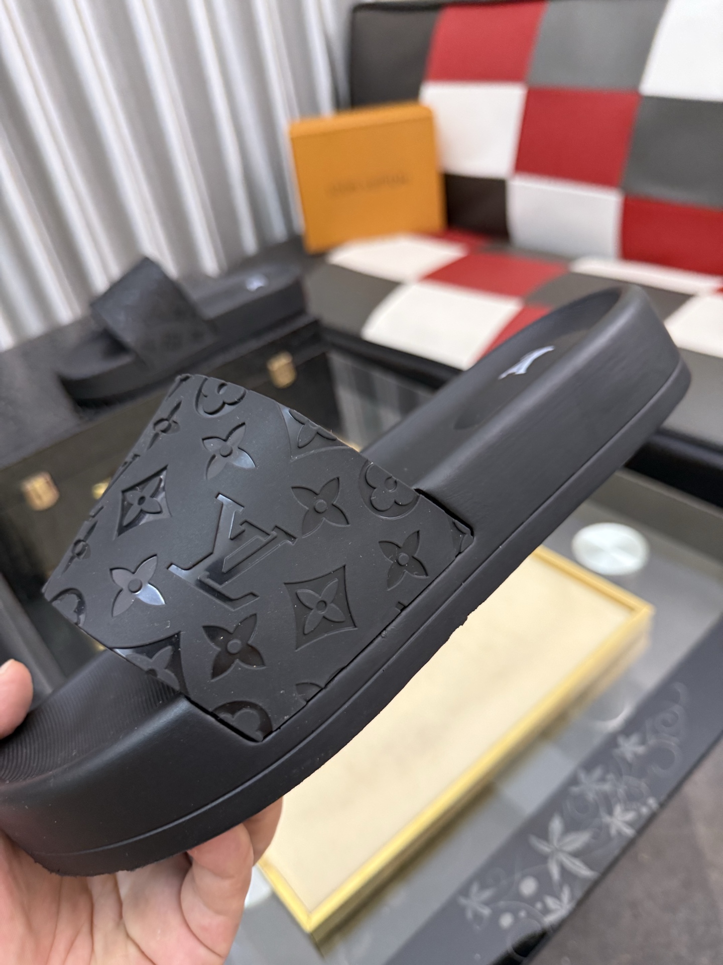 LV 一比一拖鞋 男士全黑壓紋設計 經典老花浮雕防滑舒適一字拖| 9 LV 一比一拖鞋 男士全黑壓紋設計 經典老花浮雕防滑舒適一字拖