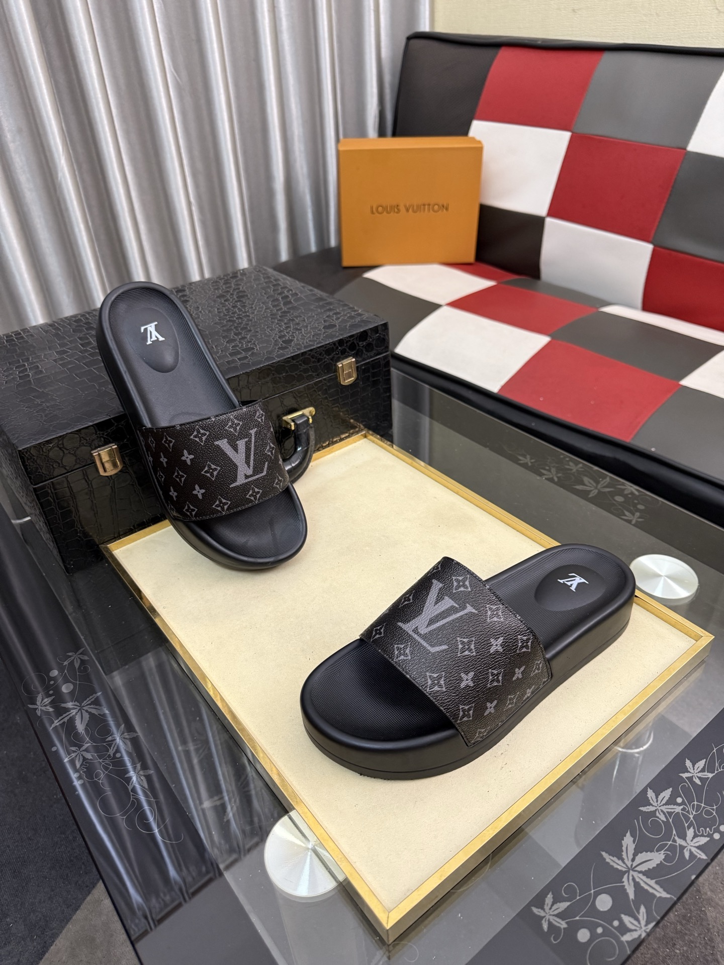 LV 原單拖鞋 男士黑灰老花印花設計 經典Logo防滑休閒一字拖| 12 LV 原單拖鞋 男士黑灰老花印花設計 經典Logo防滑休閒一字拖