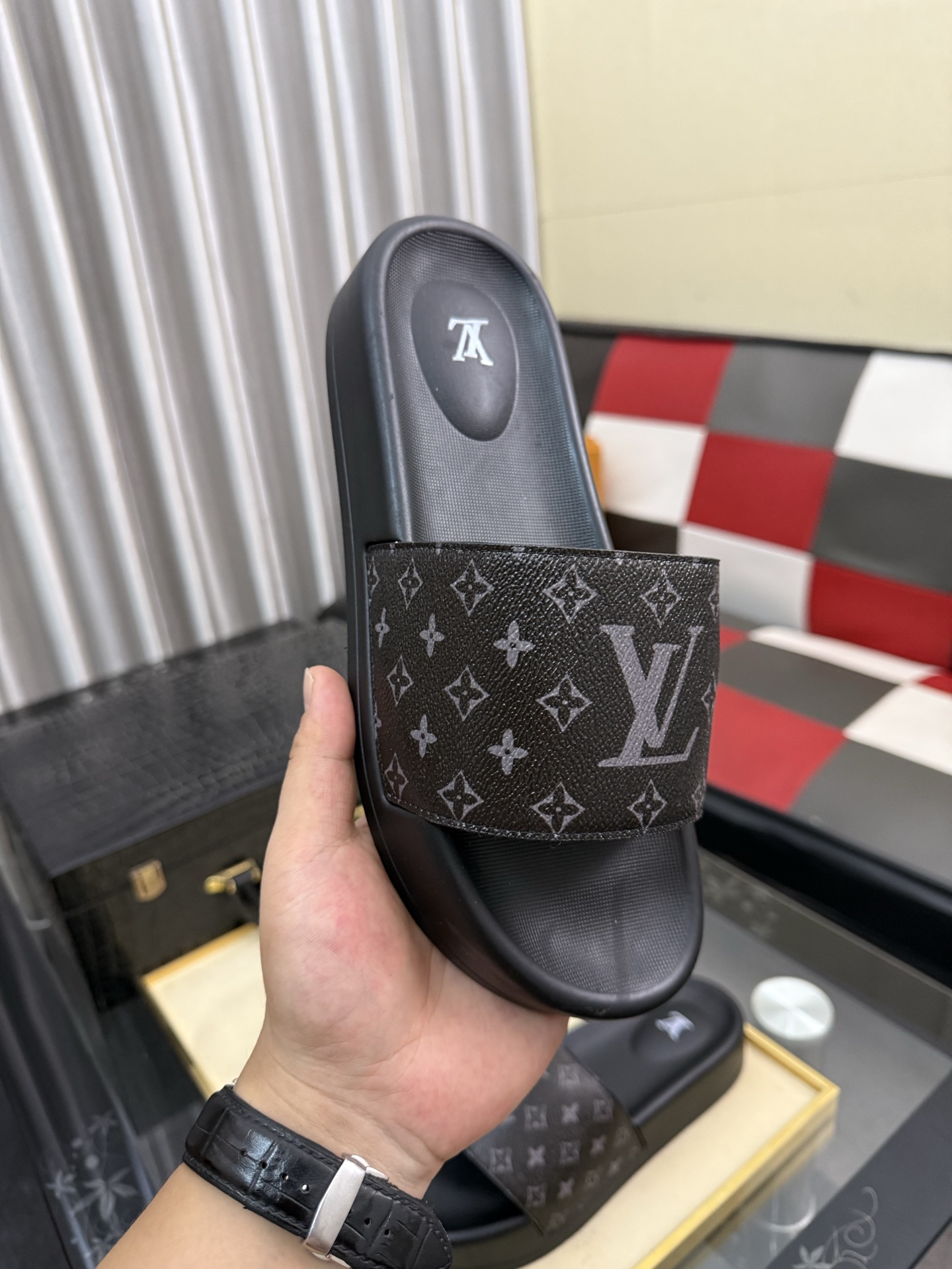 LV 原單拖鞋 男士黑灰老花印花設計 經典Logo防滑休閒一字拖| 11 LV 原單拖鞋 男士黑灰老花印花設計 經典Logo防滑休閒一字拖