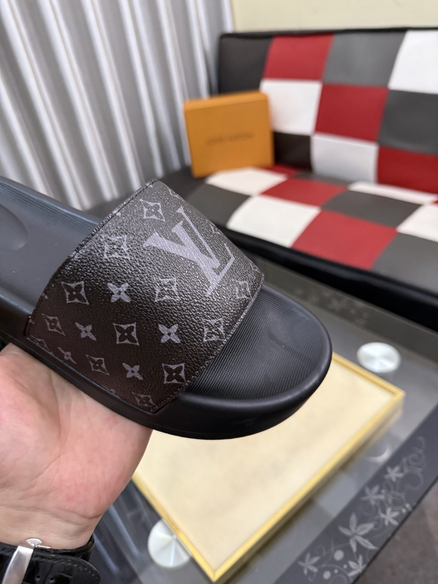 LV 原單拖鞋 男士黑灰老花印花設計 經典Logo防滑休閒一字拖| 9 LV 原單拖鞋 男士黑灰老花印花設計 經典Logo防滑休閒一字拖