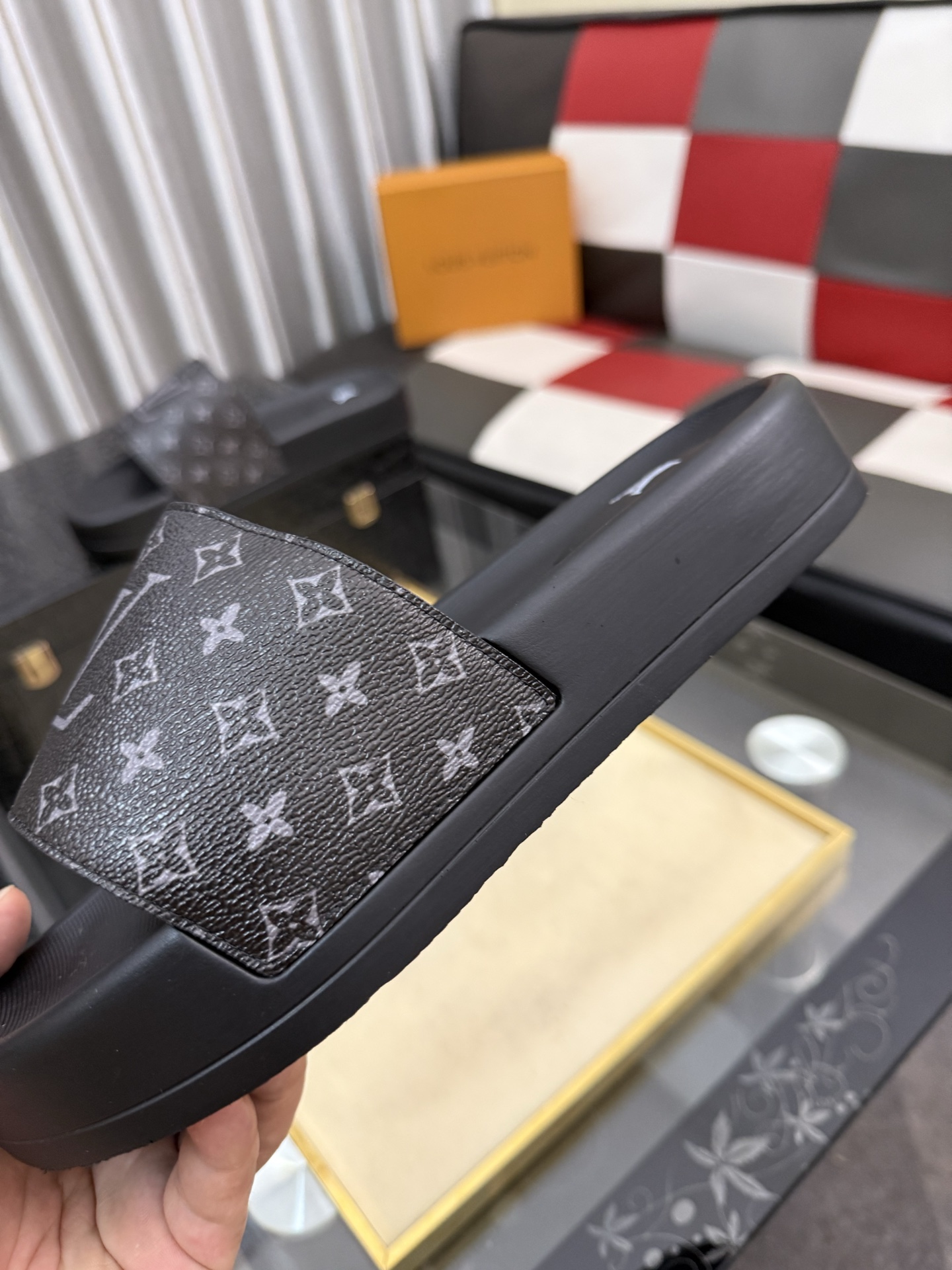 LV 原單拖鞋 男士黑灰老花印花設計 經典Logo防滑休閒一字拖| 8 LV 原單拖鞋 男士黑灰老花印花設計 經典Logo防滑休閒一字拖