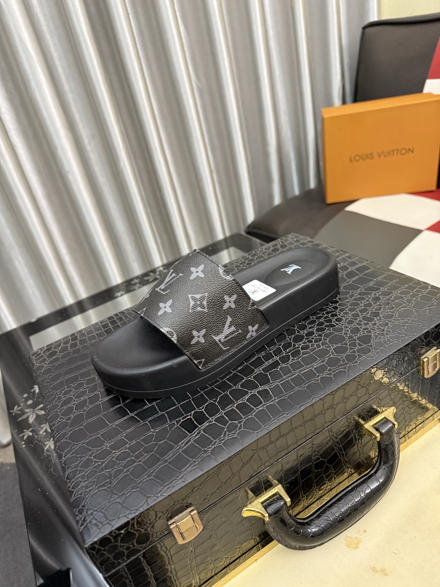 LV 高仿拖鞋 男士深灰老花印花設計 簡約舒適防滑一字拖| 6 LV 高仿拖鞋 男士深灰老花印花設計 簡約舒適防滑一字拖