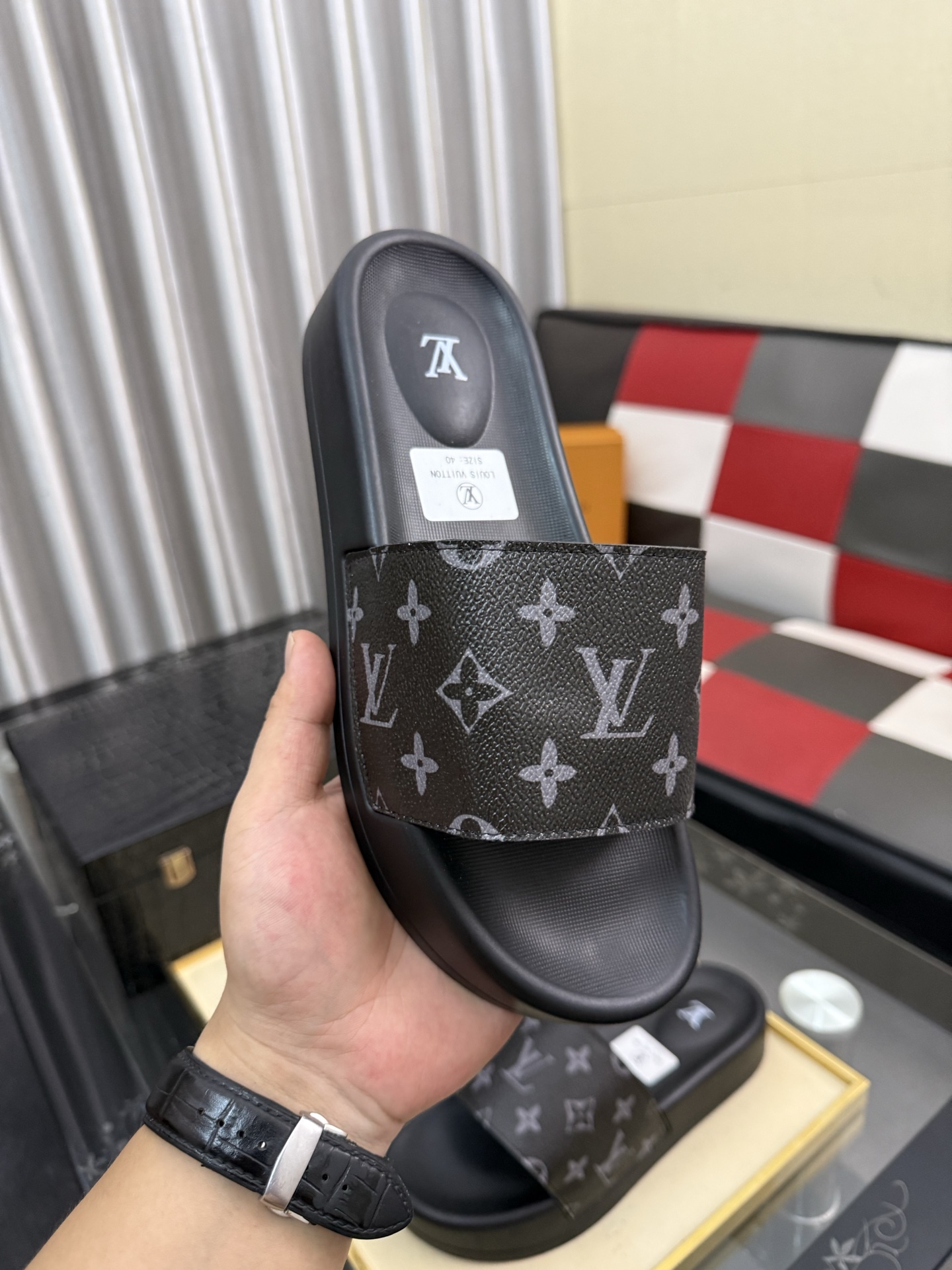 LV 高仿拖鞋 男士深灰老花印花設計 簡約舒適防滑一字拖| 12 LV 高仿拖鞋 男士深灰老花印花設計 簡約舒適防滑一字拖