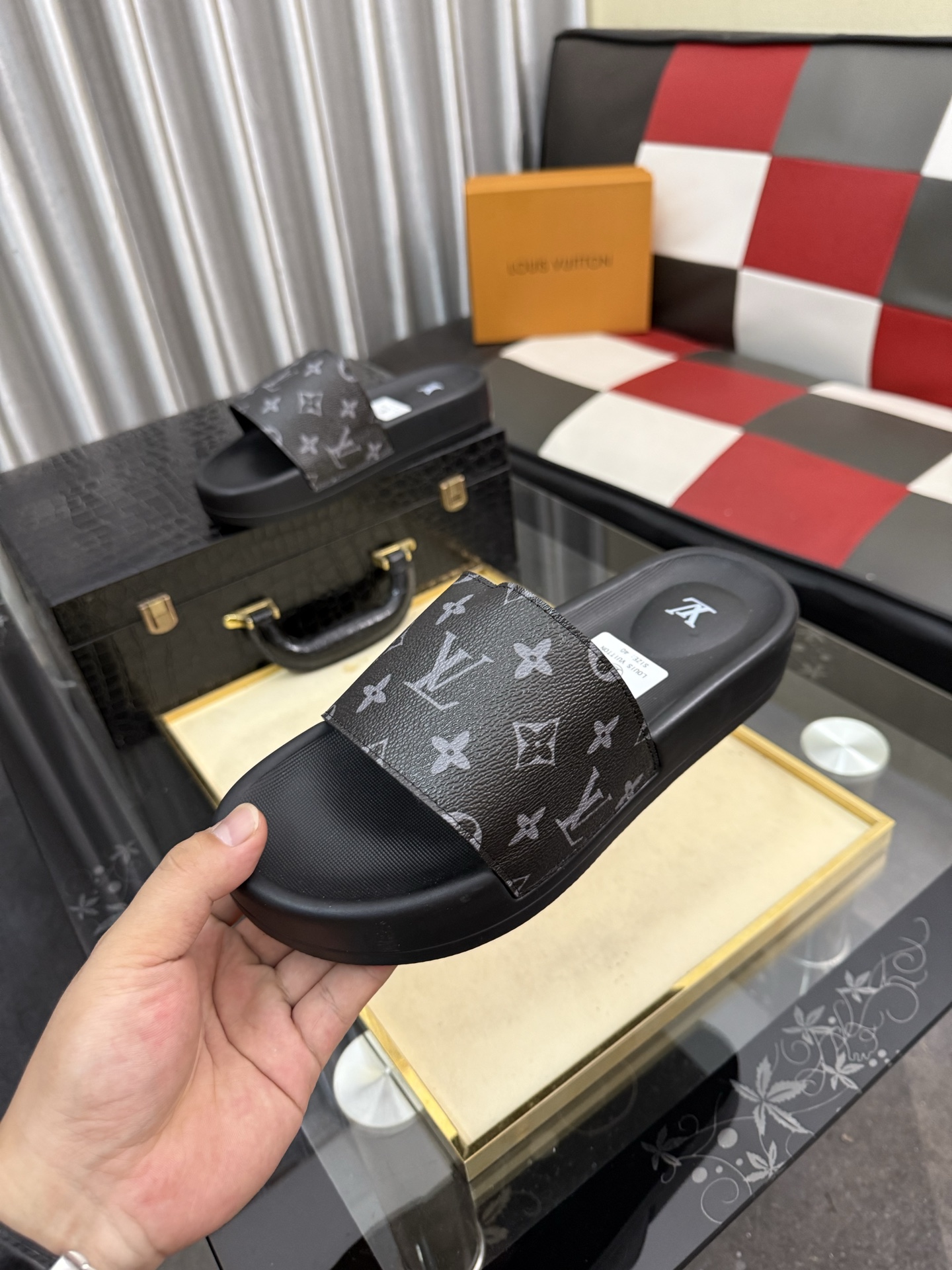 LV 高仿拖鞋 男士深灰老花印花設計 簡約舒適防滑一字拖| 11 LV 高仿拖鞋 男士深灰老花印花設計 簡約舒適防滑一字拖