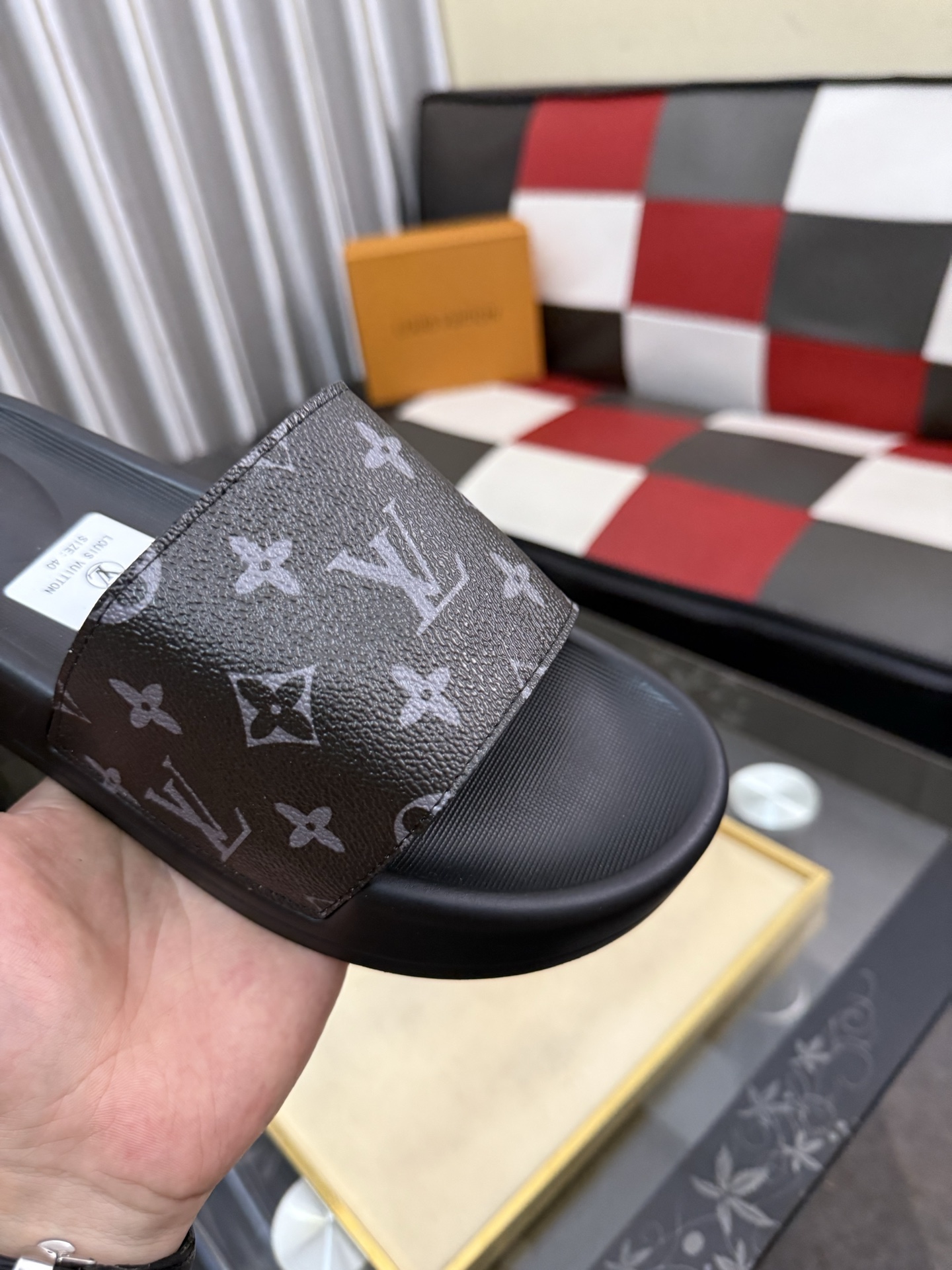 LV 高仿拖鞋 男士深灰老花印花設計 簡約舒適防滑一字拖| 10 LV 高仿拖鞋 男士深灰老花印花設計 簡約舒適防滑一字拖