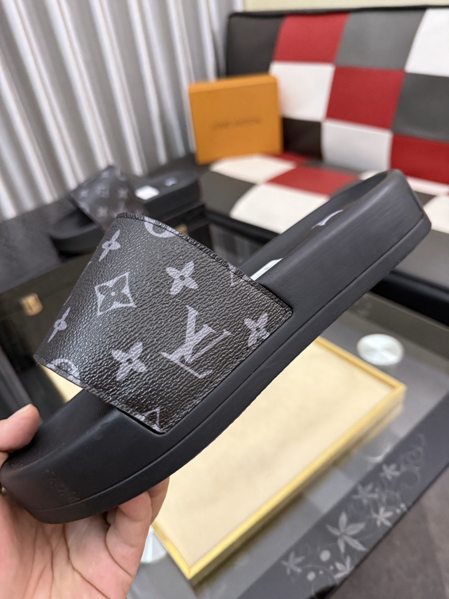 LV 高仿拖鞋 男士深灰老花印花設計 簡約舒適防滑一字拖| 9 LV 高仿拖鞋 男士深灰老花印花設計 簡約舒適防滑一字拖