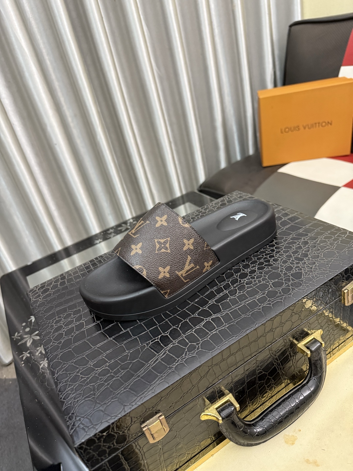 LV A貨拖鞋 男士經典棕色老花設計 百搭舒適防滑一字拖| 6 LV A貨拖鞋 男士經典棕色老花設計 百搭舒適防滑一字拖