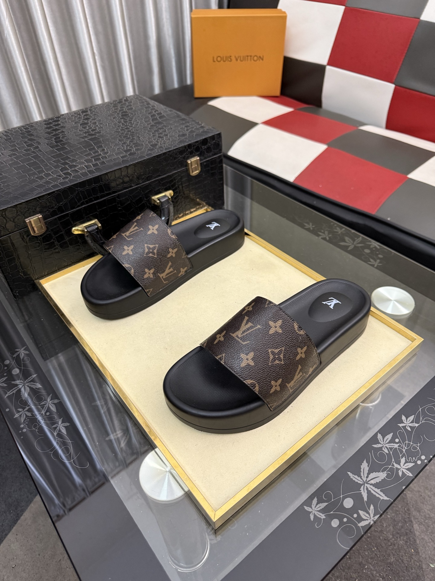 LV A貨拖鞋 男士經典棕色老花設計 百搭舒適防滑一字拖| 3 LV A貨拖鞋 男士經典棕色老花設計 百搭舒適防滑一字拖