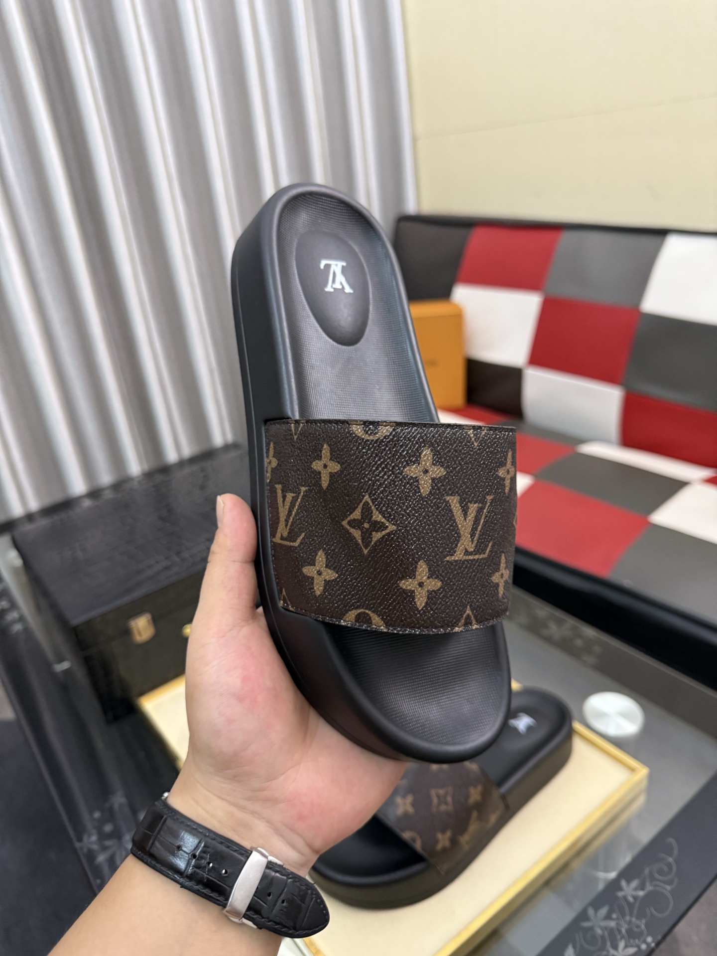 LV A貨拖鞋 男士經典棕色老花設計 百搭舒適防滑一字拖| 12 LV A貨拖鞋 男士經典棕色老花設計 百搭舒適防滑一字拖