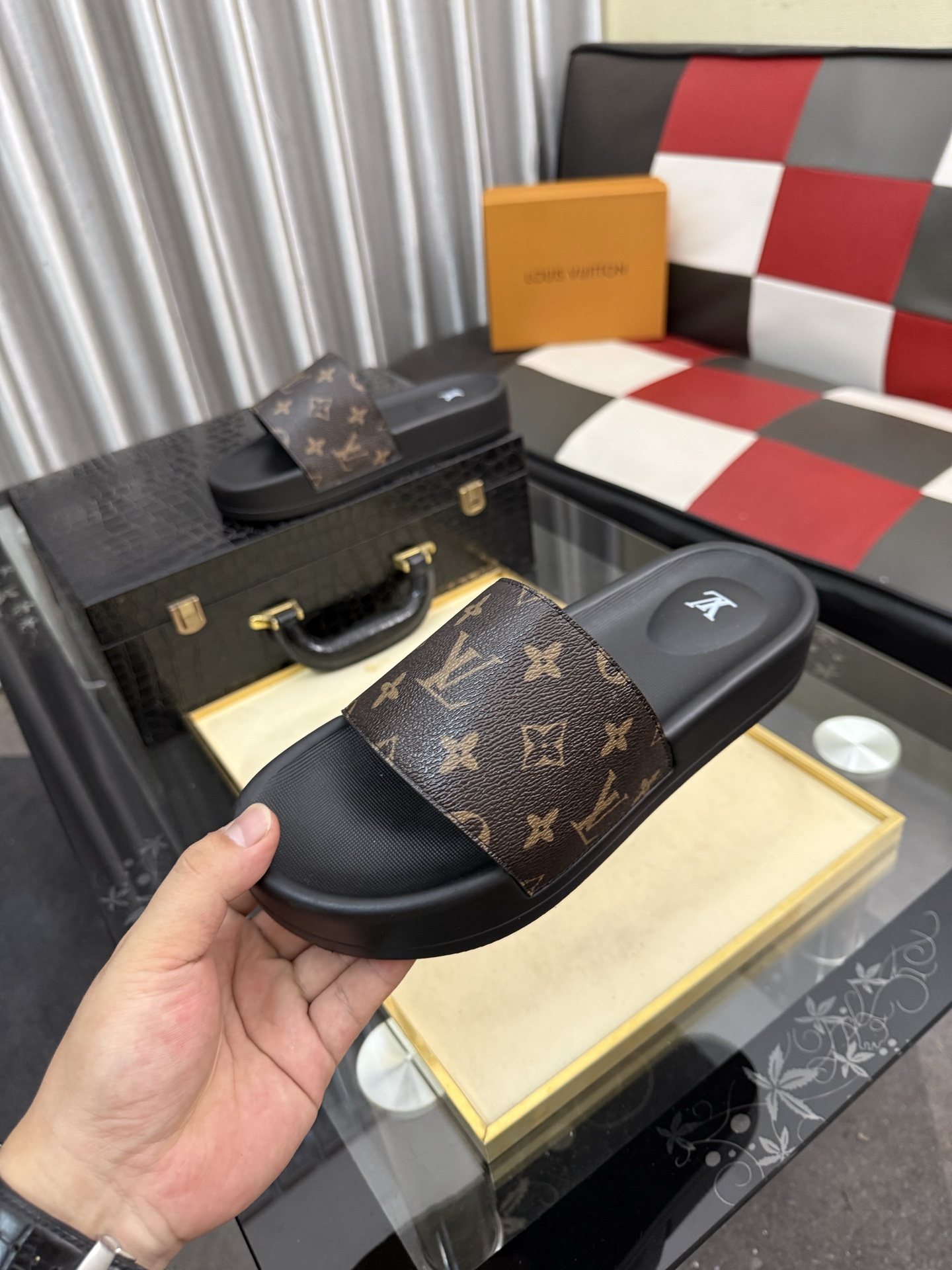 LV A貨拖鞋 男士經典棕色老花設計 百搭舒適防滑一字拖| 11 LV A貨拖鞋 男士經典棕色老花設計 百搭舒適防滑一字拖